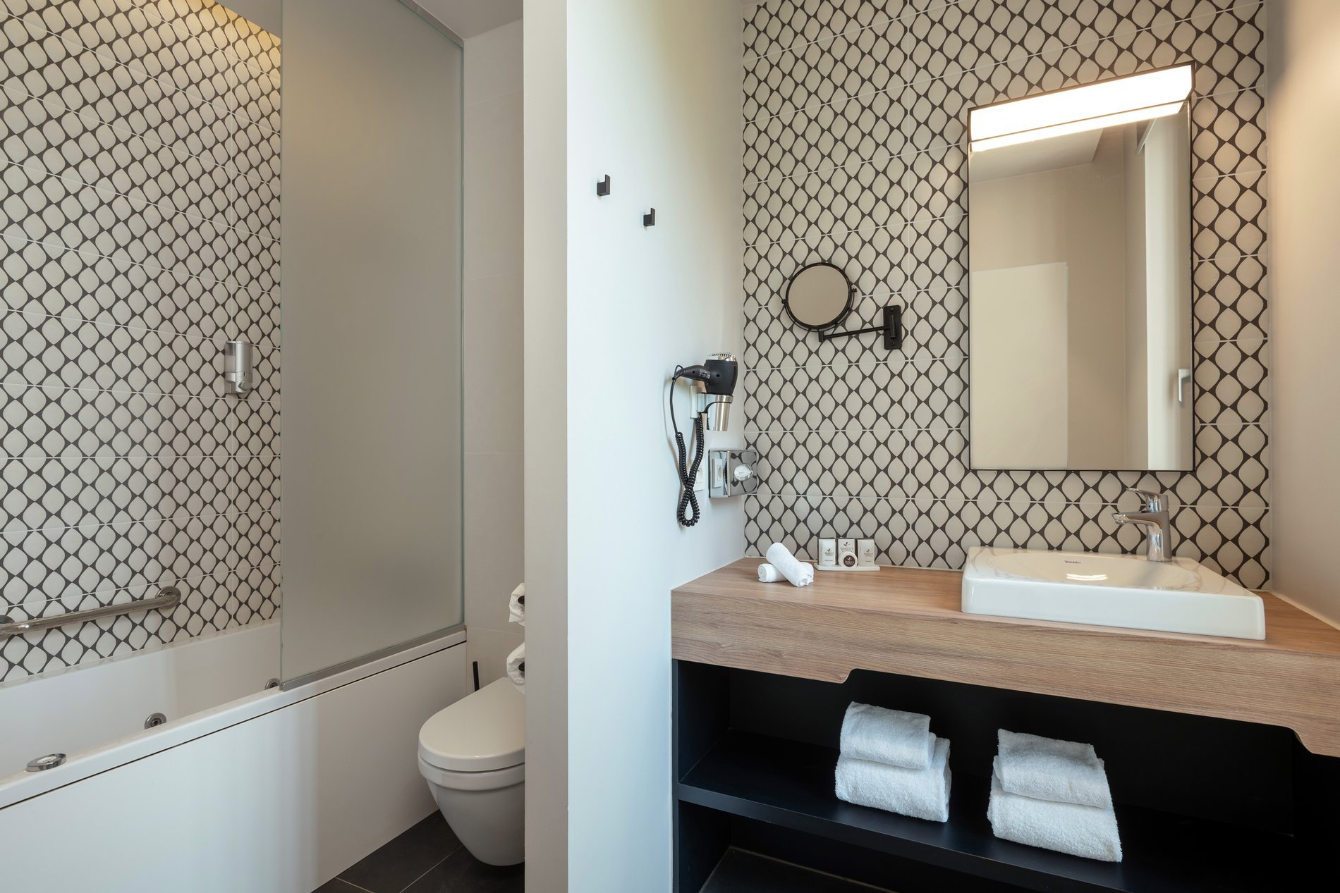Moderne badkamer met bubbelbad en stijlvolle douche.