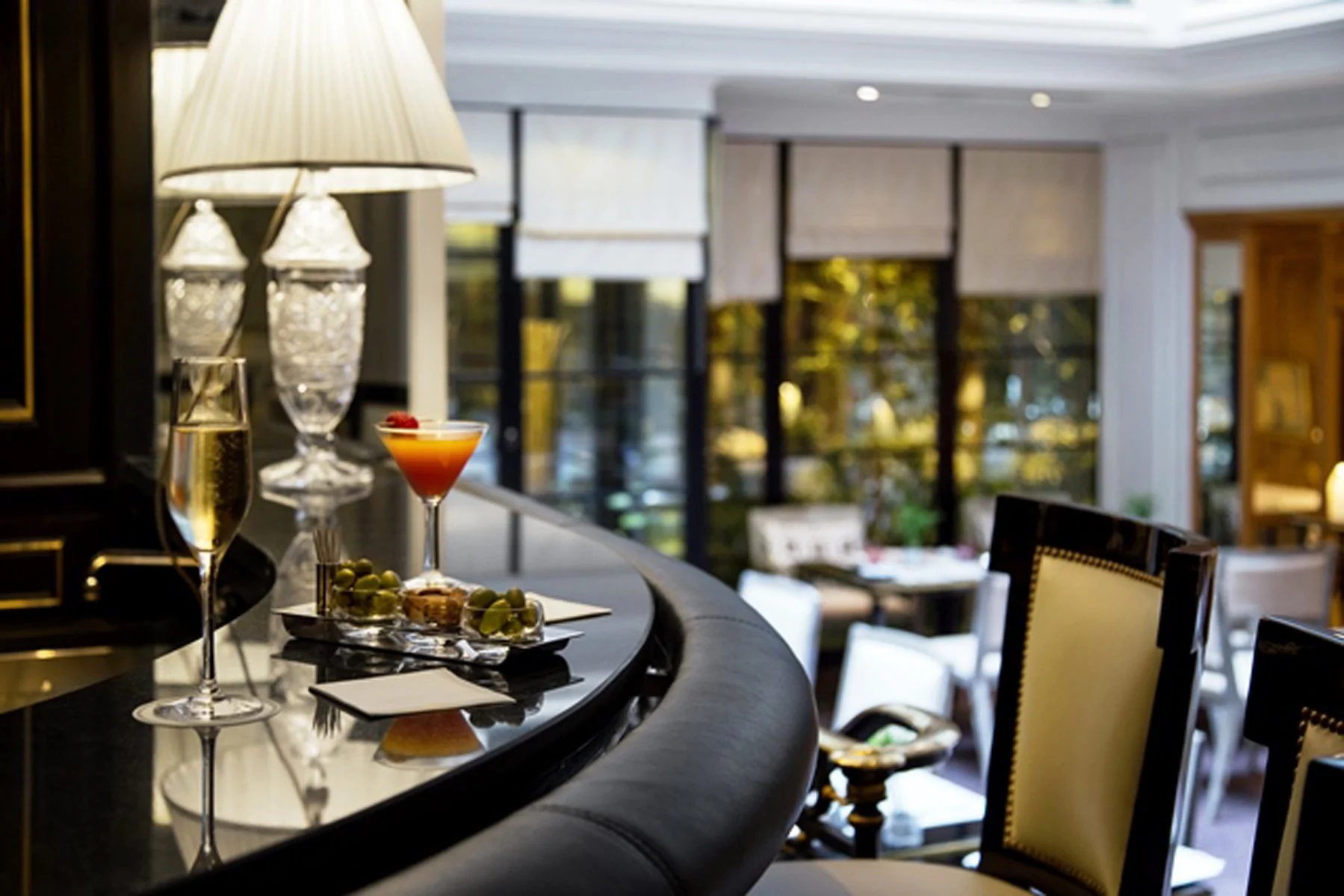 Elegant bar at Hôtel San Régis in Paris, featuring refined cocktails and a cozy atmosphere.