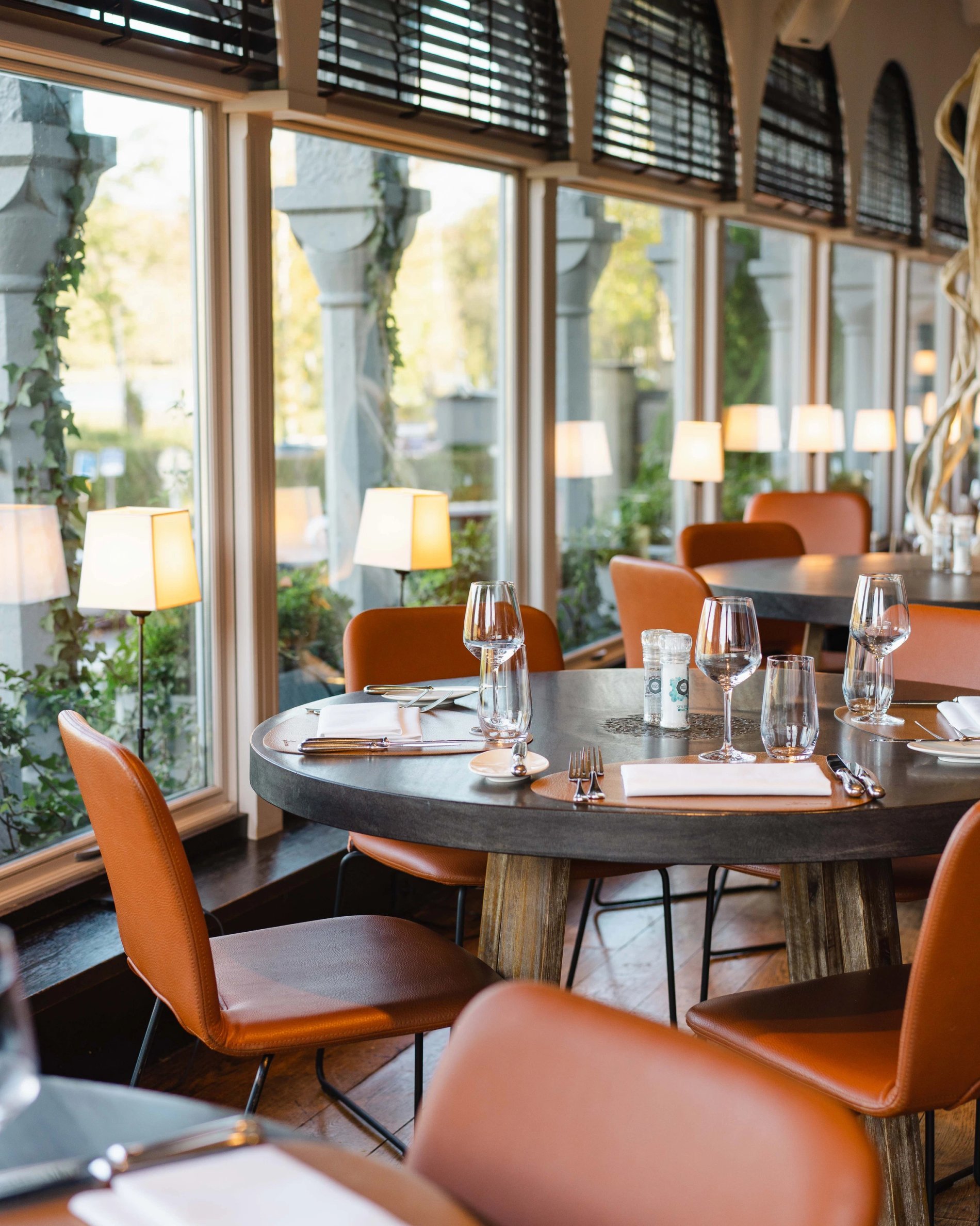 Koppel dineert in een romantische setting in het restaurant bij Martin's Château du Lac.