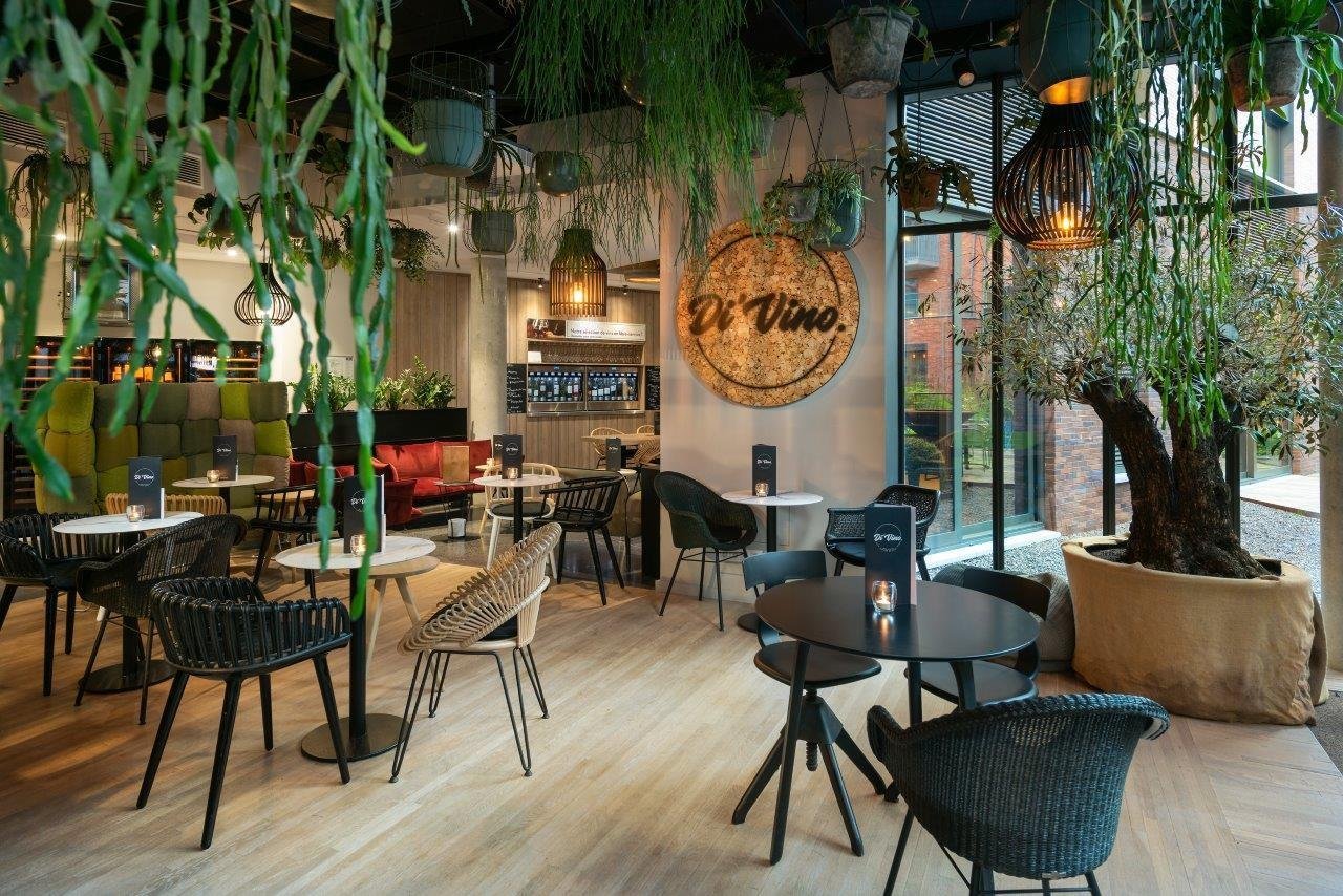 Grüne Dekoration und edle Atmosphäre in der Divino Bar bei Martin's Hotels.