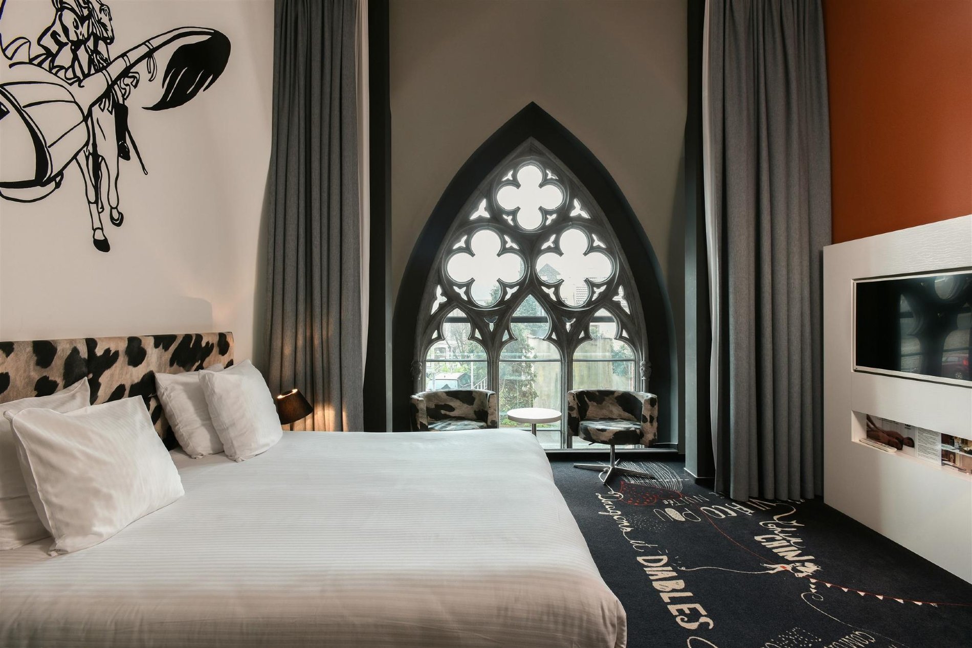 Charmantes Zimmer mit Doppelbett und dekorativem Buntglas.