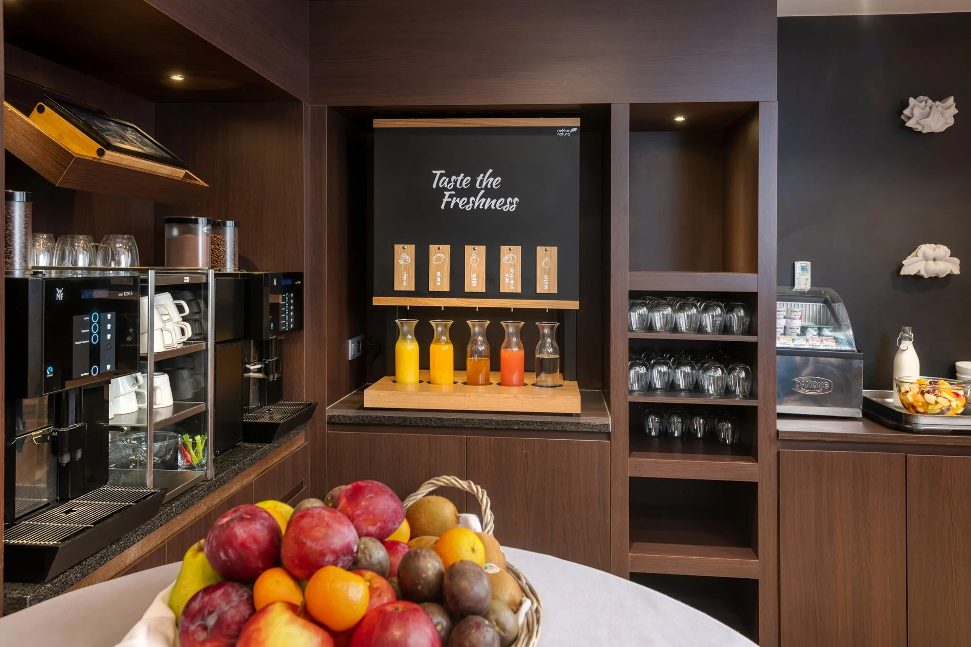 Buffet petit-déjeuner de l'hôtel Martin's Patershof avec fruits et boissons variées.