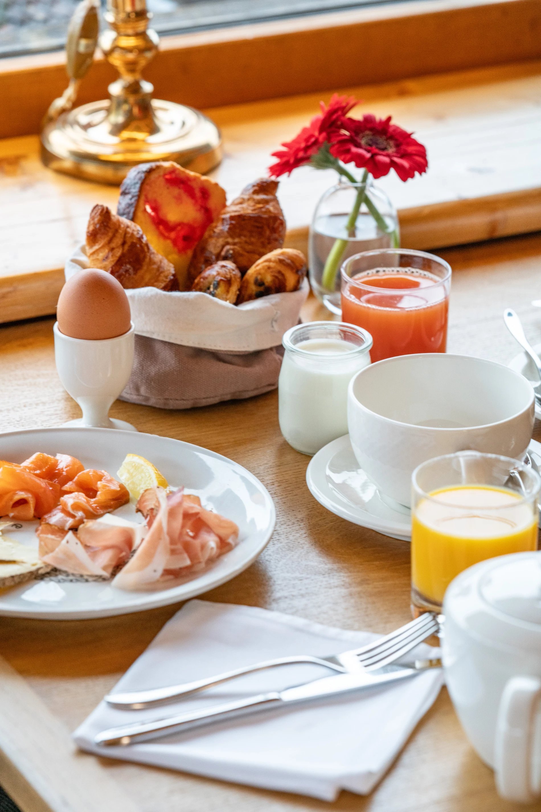 Petit déjeuner avec vue, buffet petit-déjeuner, petit déjeuner inclus, petit déjeuner continental