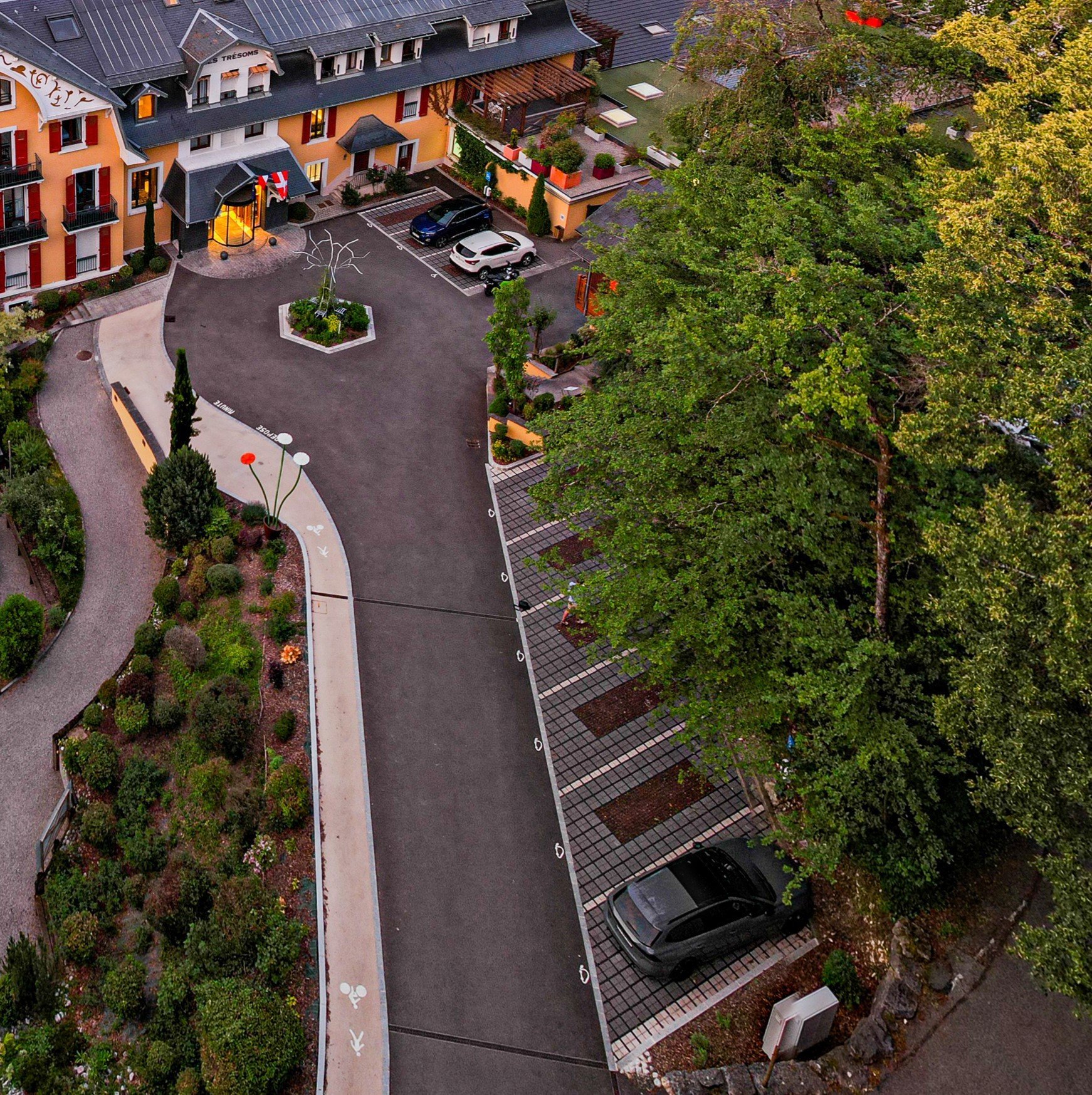 Hotel Les Trésoms | Parking privé sécurisé pour un stationnement pratique à deux pas de l’hôtel, adapté aux voyageurs en quête de tranquillité.