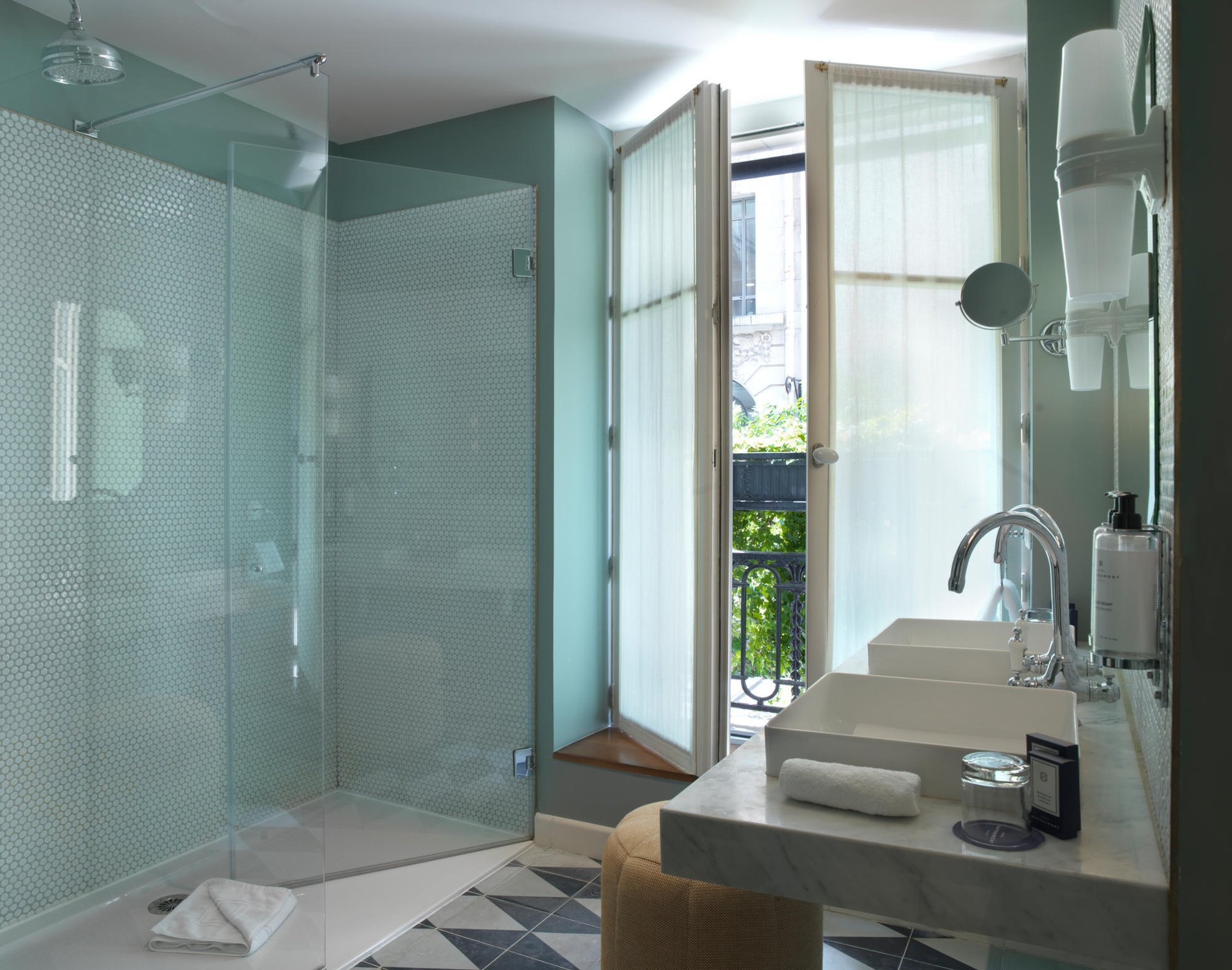 Hôtel Bachaumont | Shower room in the Excecutive room