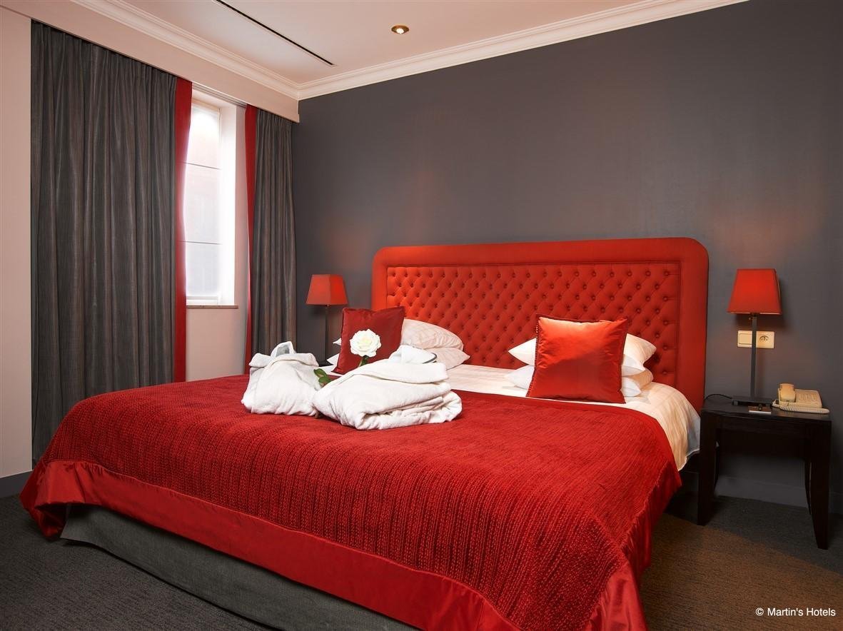 Suite luxueuse avec lit king-size au Martin's Brussels EU