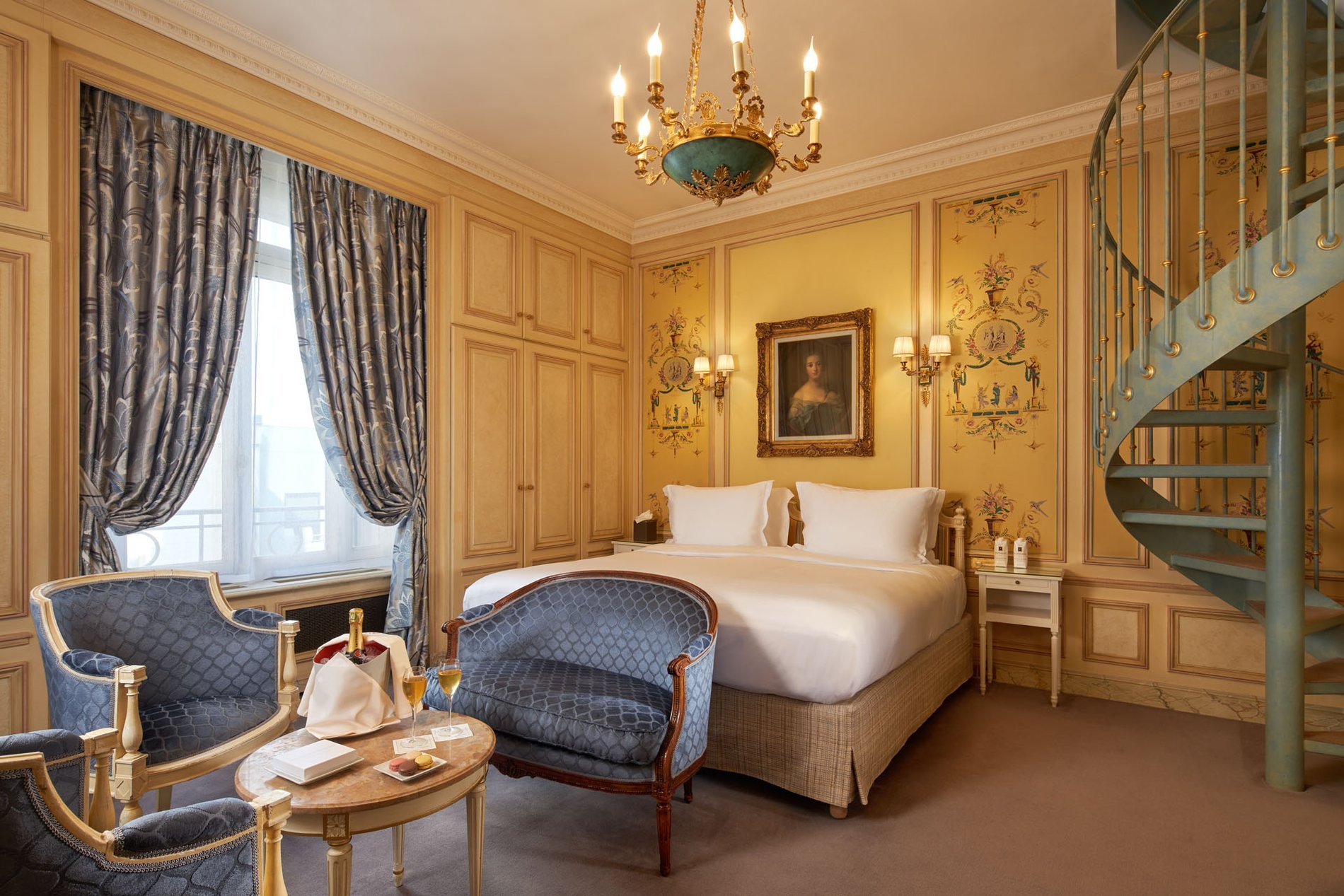 Hôtel Raphael | Bed in Suite Parisienne Terrace Eiffel tower - arc de Triomphe