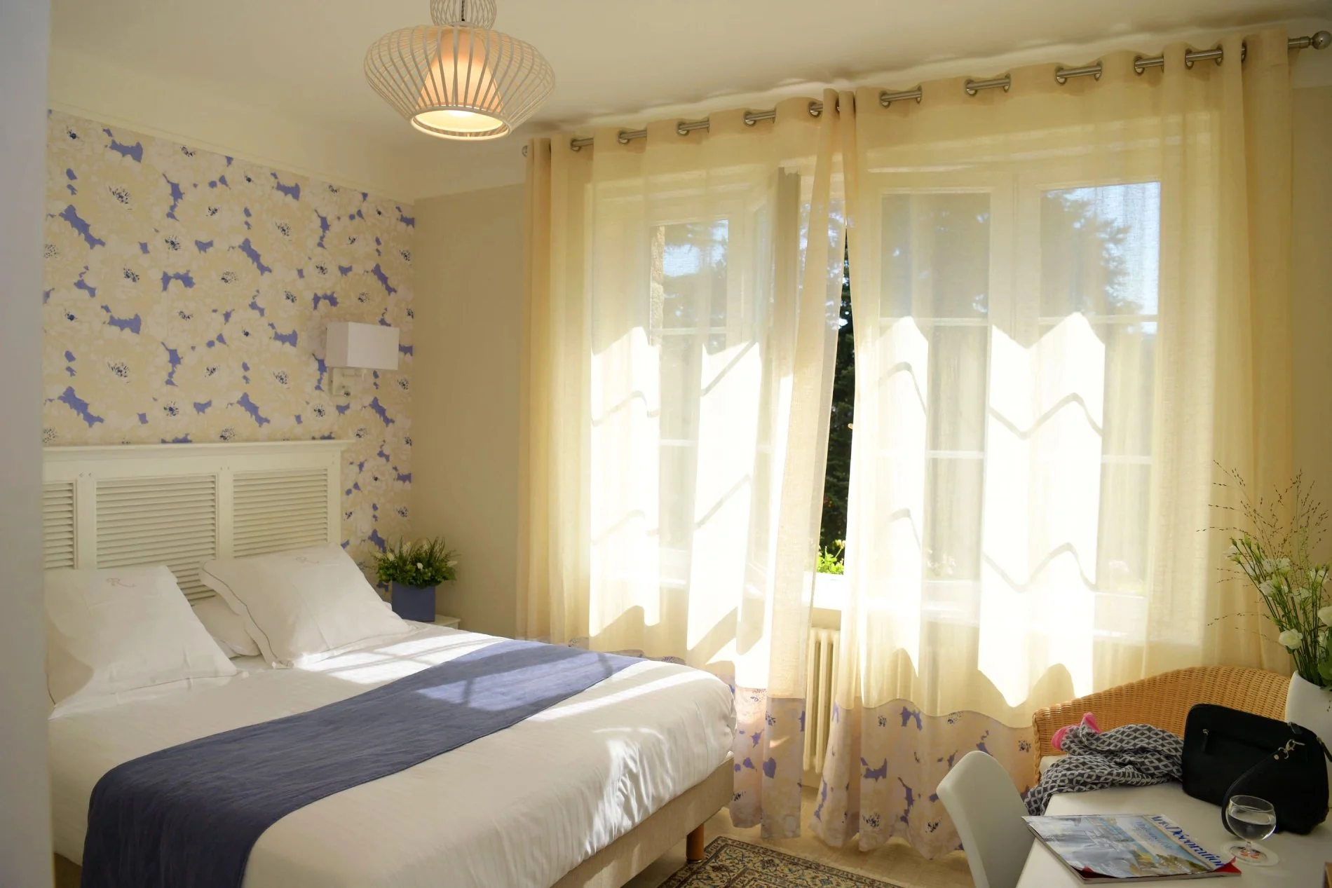 Bright Standard room at Hotel La Ramade with light curtains, symbolizing an airy atmosphere.