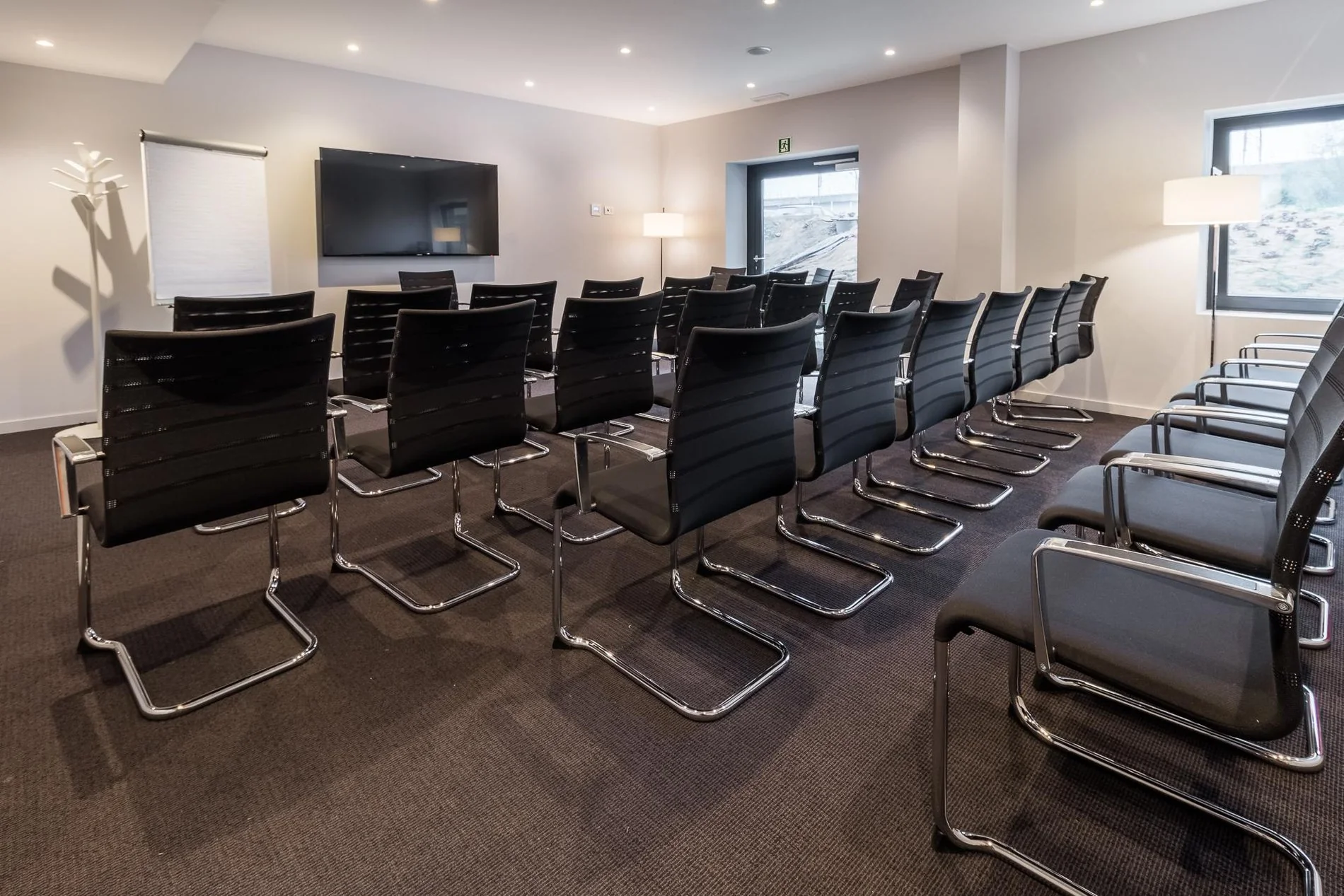 Salle de réunion avec équipement audiovisuel et sièges confortables