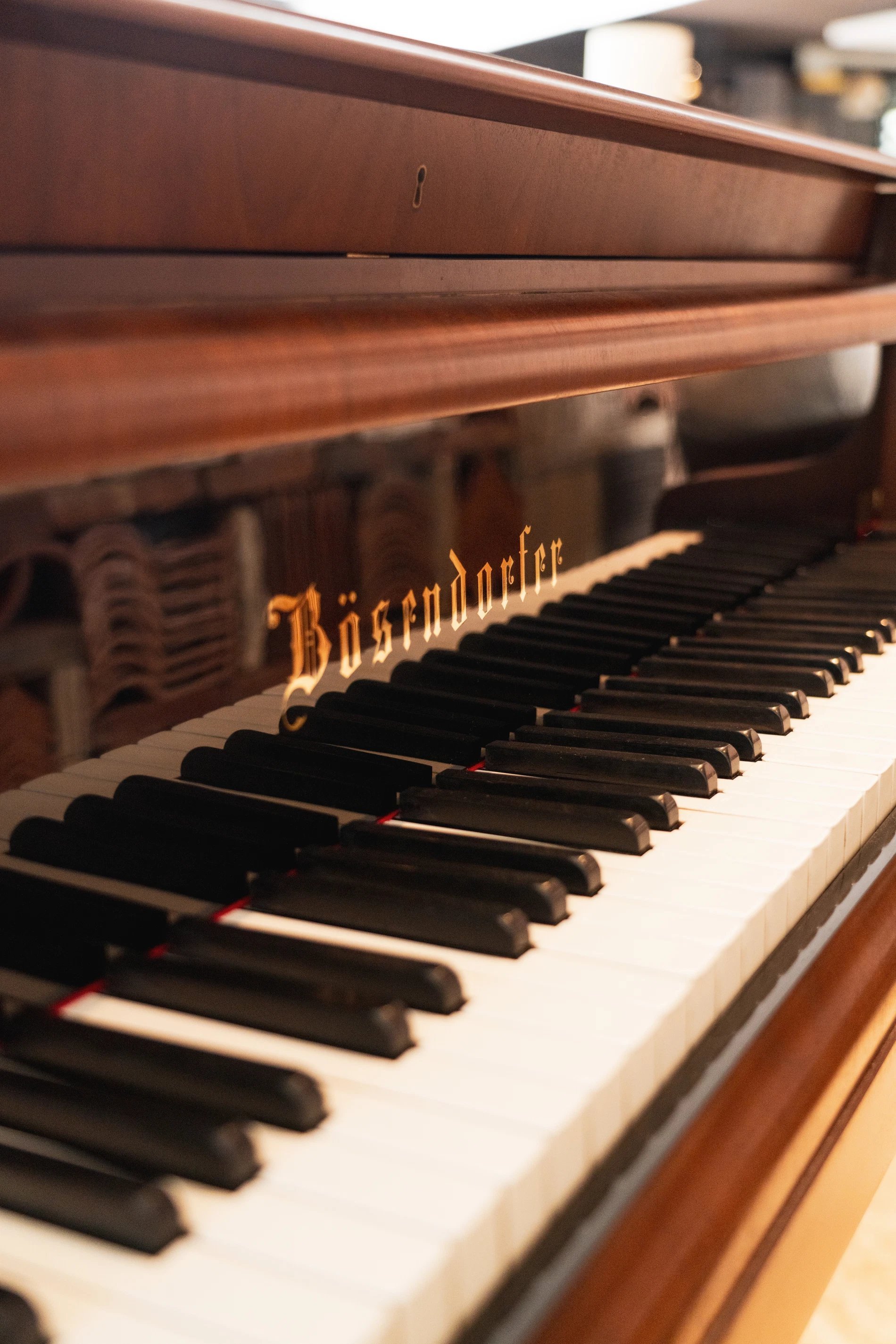 Clavier d’un piano Bösendorfer dans le salon de L’Isle de Leos.
