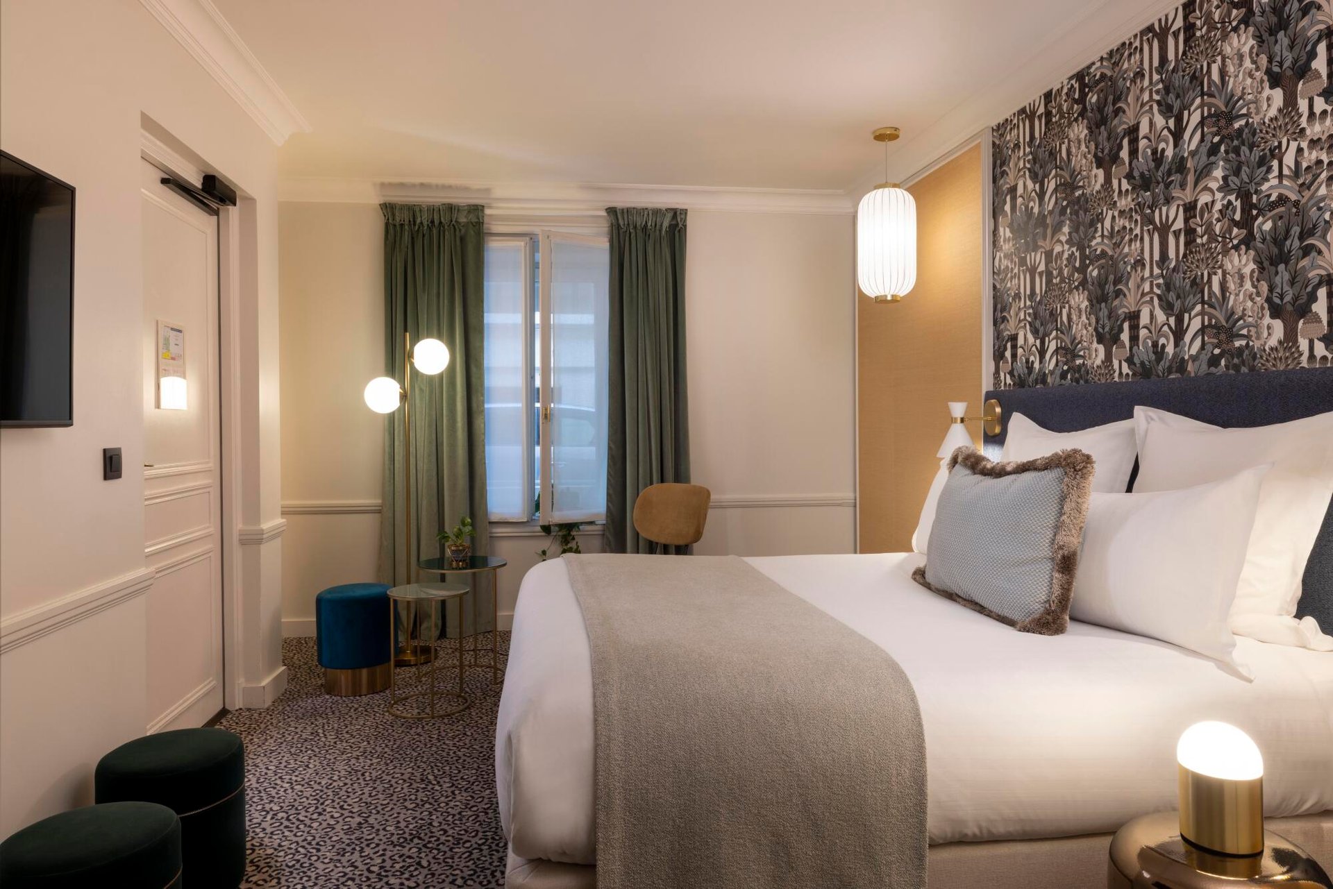 The Cosy bedroom at Hotel Gramont, close to the Paris Opera Garnier, is a nice and large single room, accessible for persons with reduced mobility.