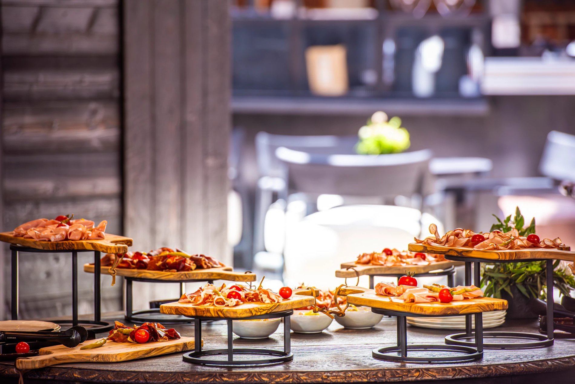 Charcuterie et mets colorés au brunch de L’Isle de Leos.