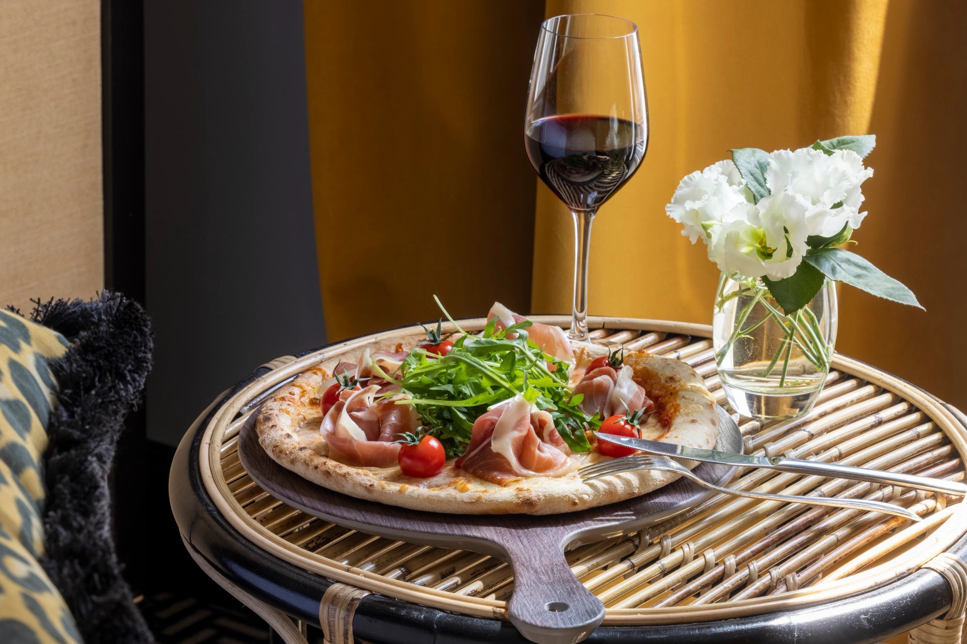 Grand Hôtel Chicago room service pizza vin