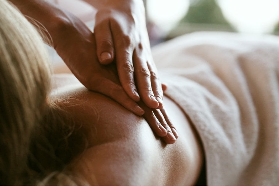 Massage bien-être dans un espace spa à L'Isle de Leos