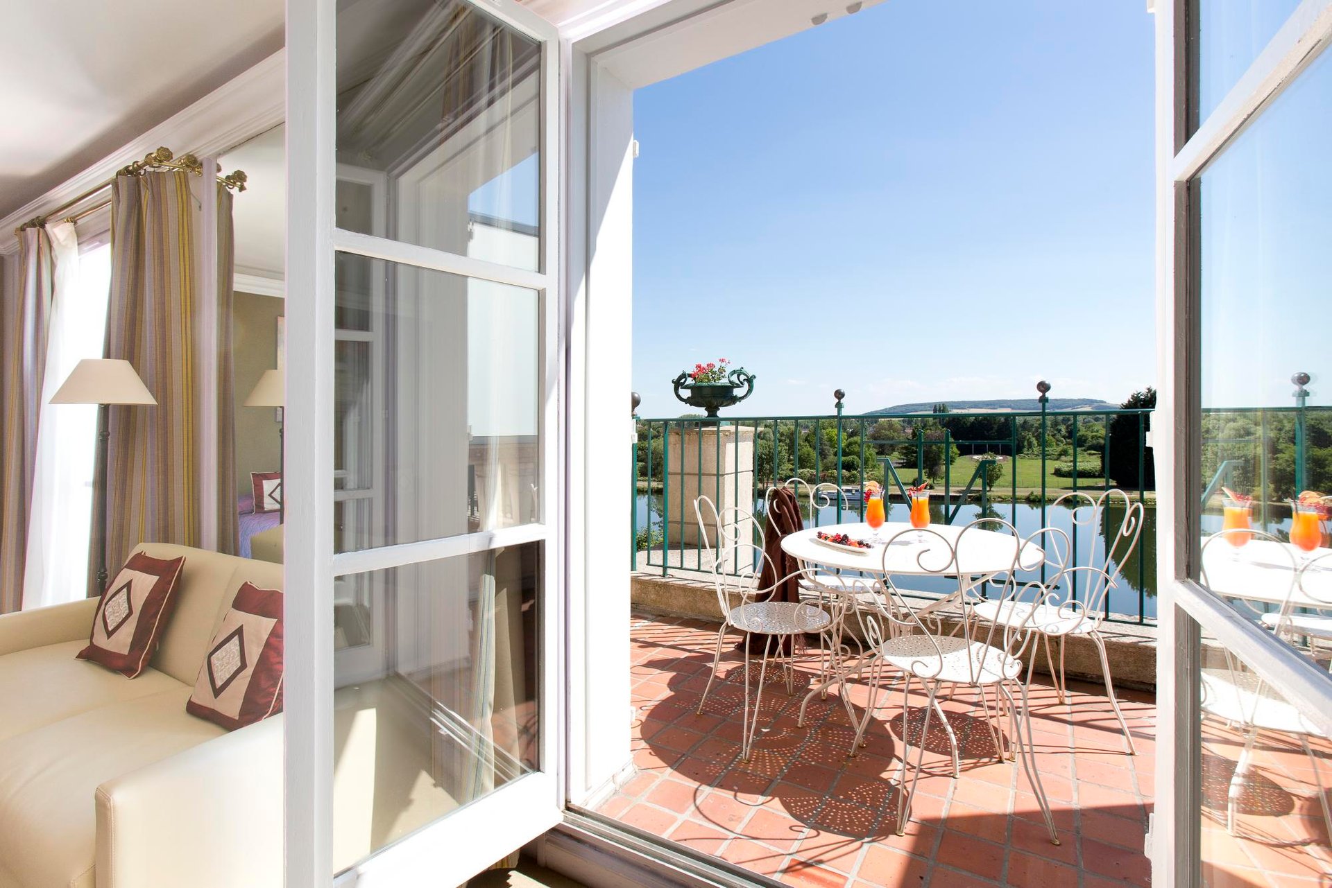 Vue sur l'Yonne depuis les terrasses ou balcons de nos chambres 5 étoiles