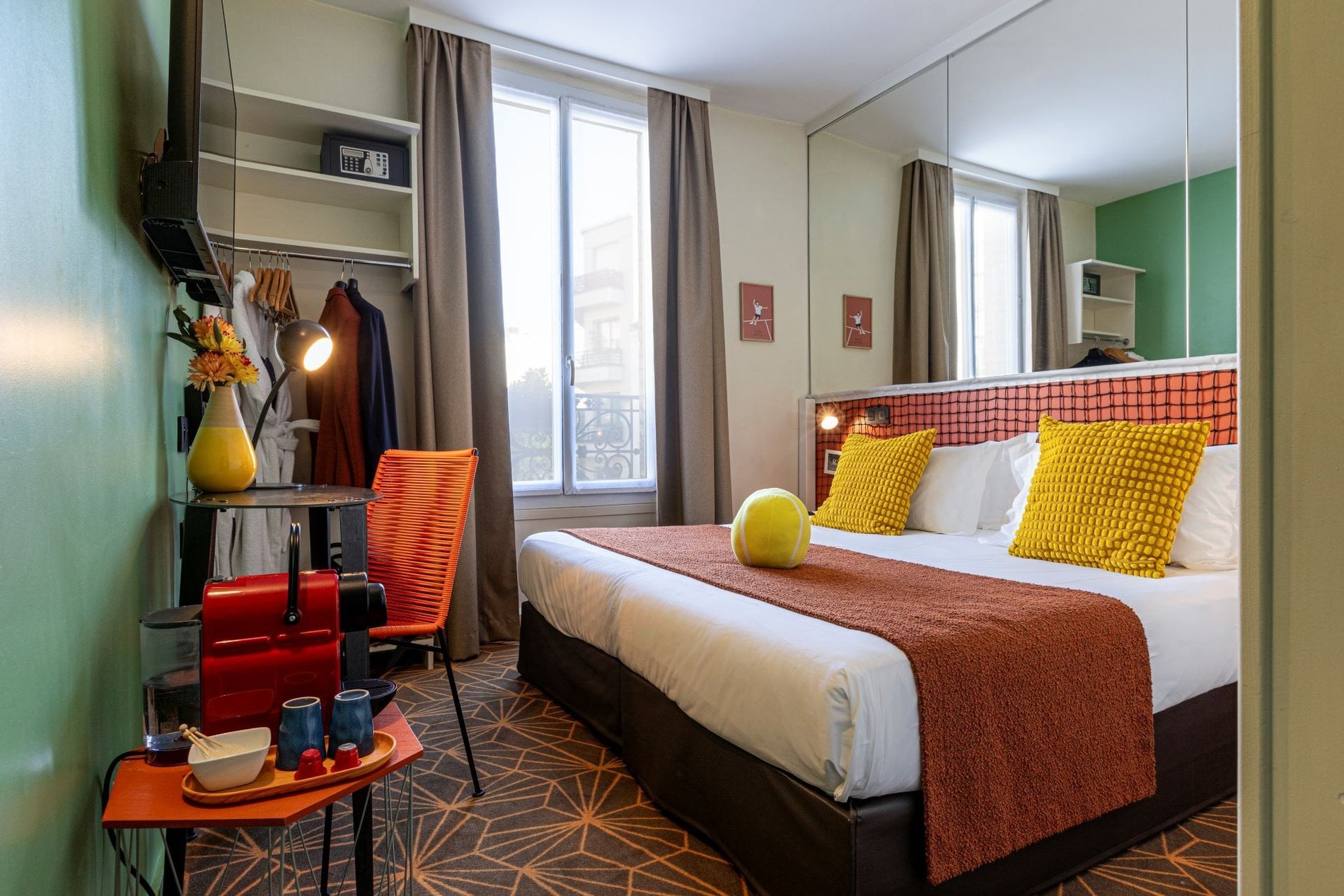 Chambre Grand Chelem Supérieure de l’Hôtel Olympic à Paris avec espace bureau, décoration inspirée du tennis et confort moderne.