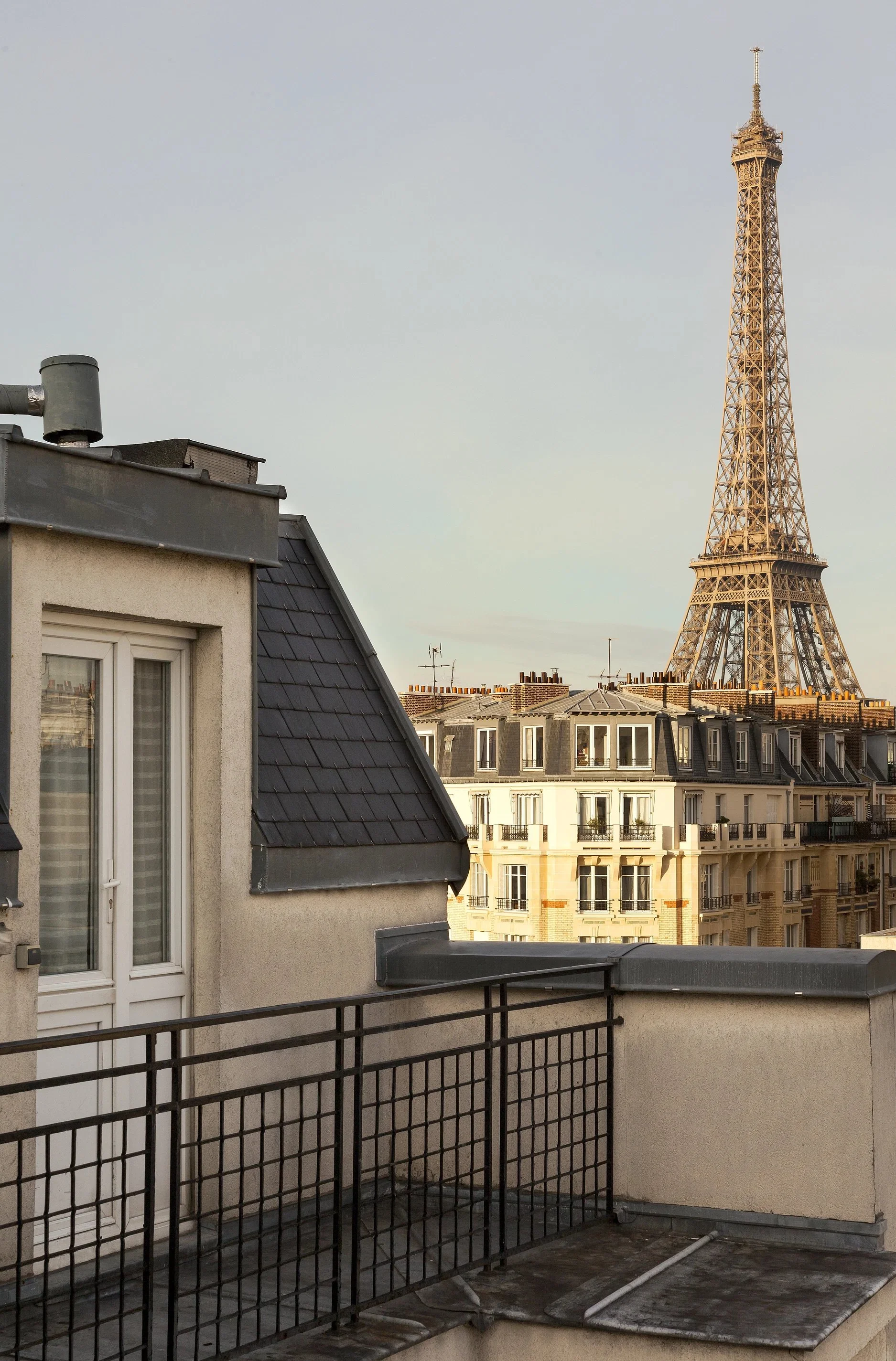 Vue sur la Tour Eiffel depuis le balcon du Timhotel