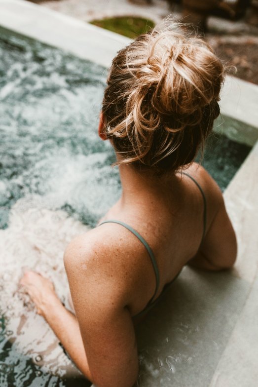 Moment de relaxation dans un bain à remous au spa de L'Isle de Leos