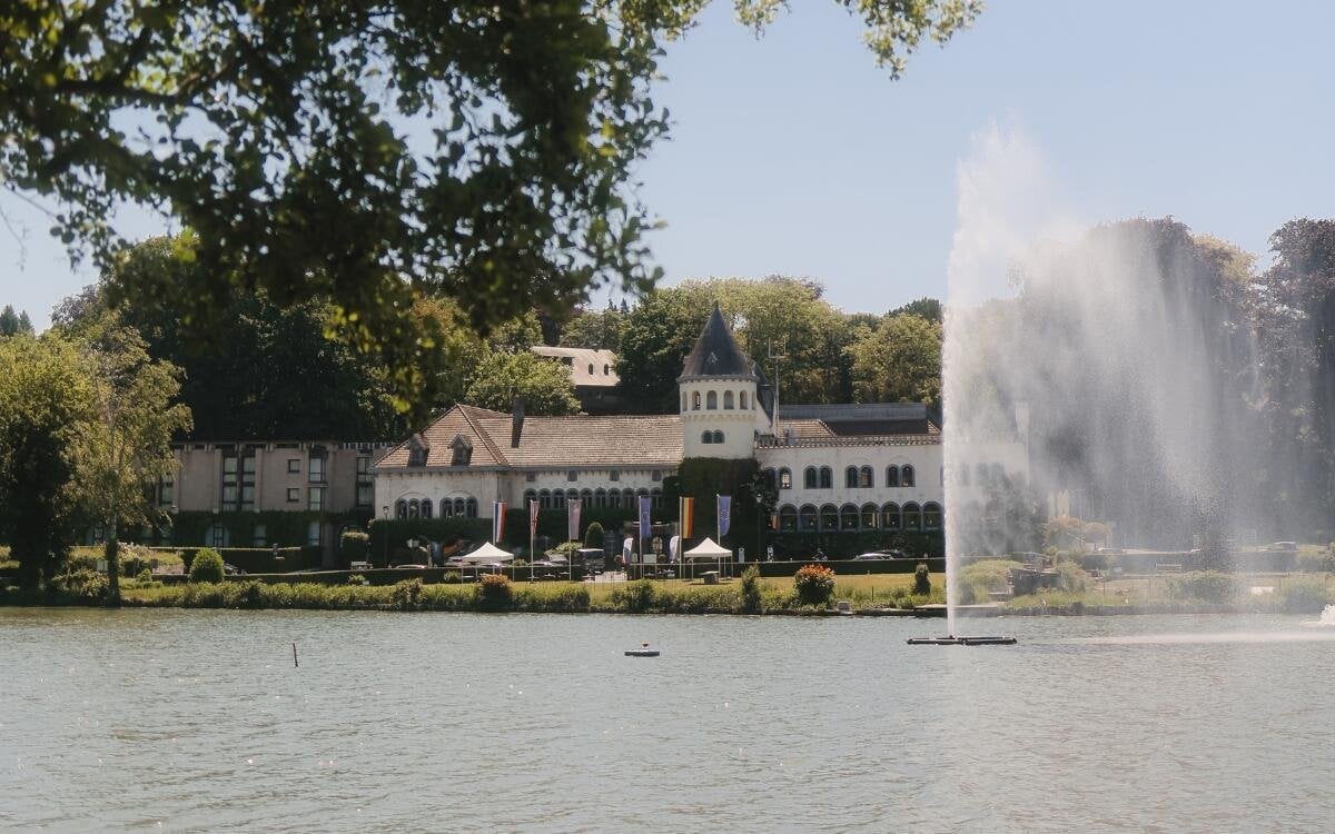 Vue sur le lac bordé d'arbres en été au Martin's Château du Lac.