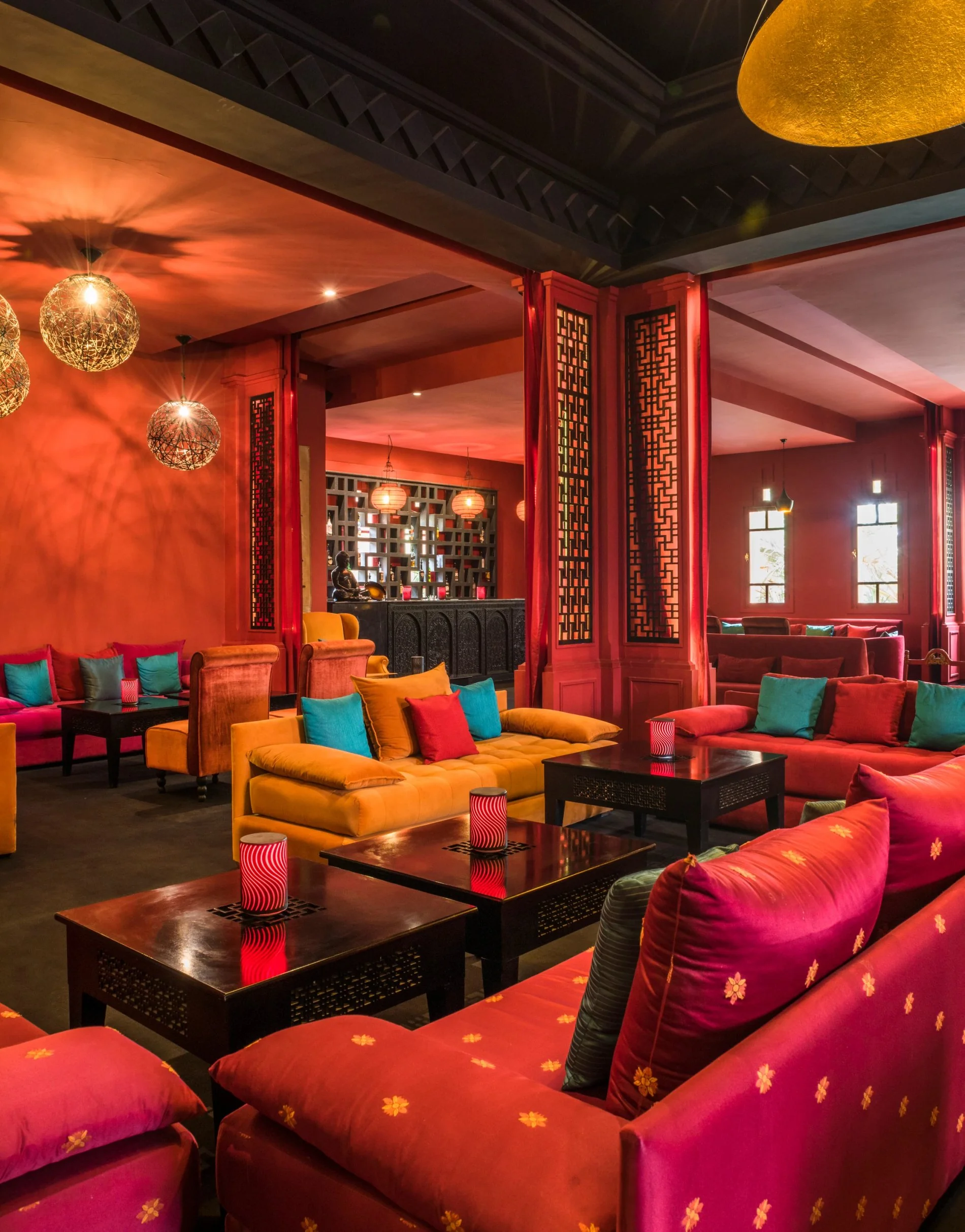 Espace lounge coloré du Red Lounge au Berbère Palace à Ouarzazate