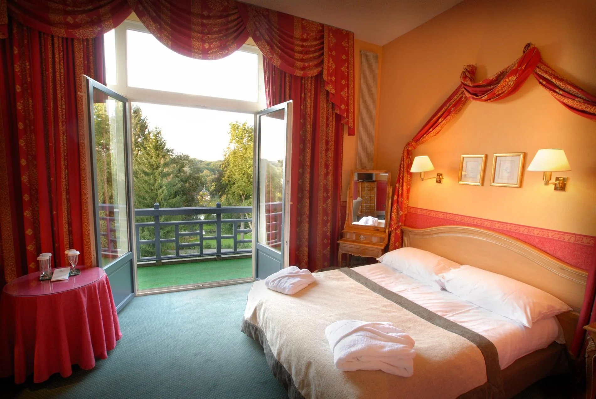 Chambre romantique avec vue sur le jardin au Manoir de Genval.