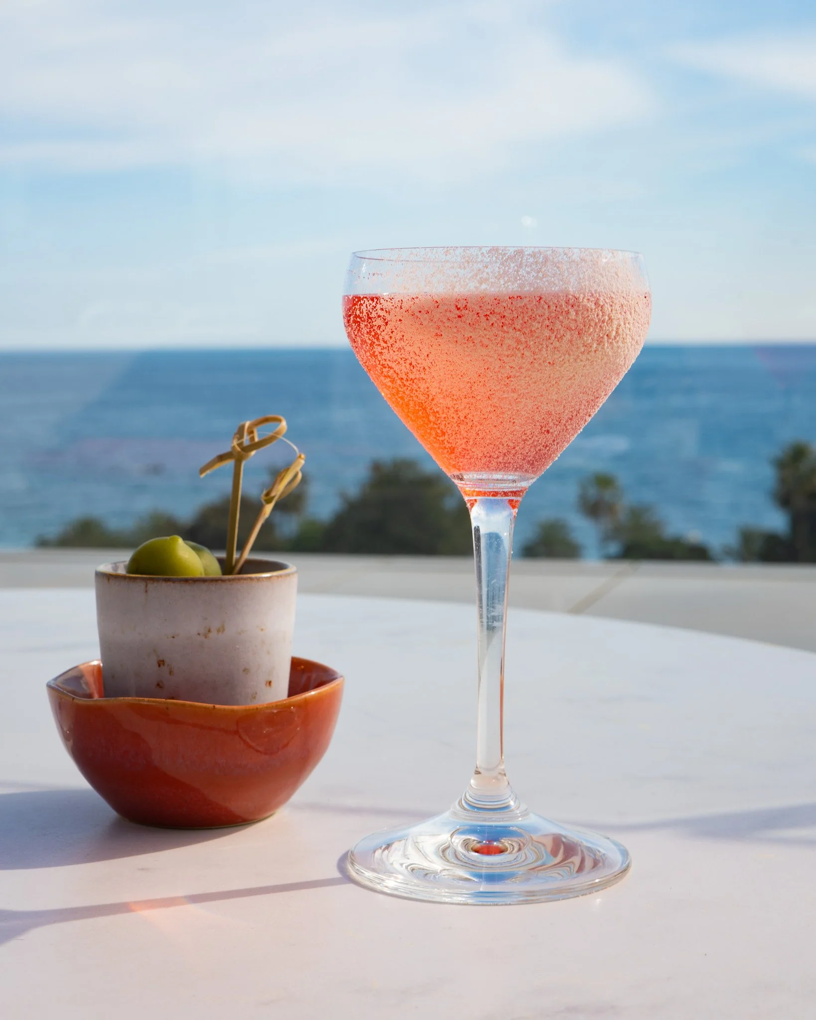 Aperitif atmosphere: cocktails, olives, chips, Taulissa menu.