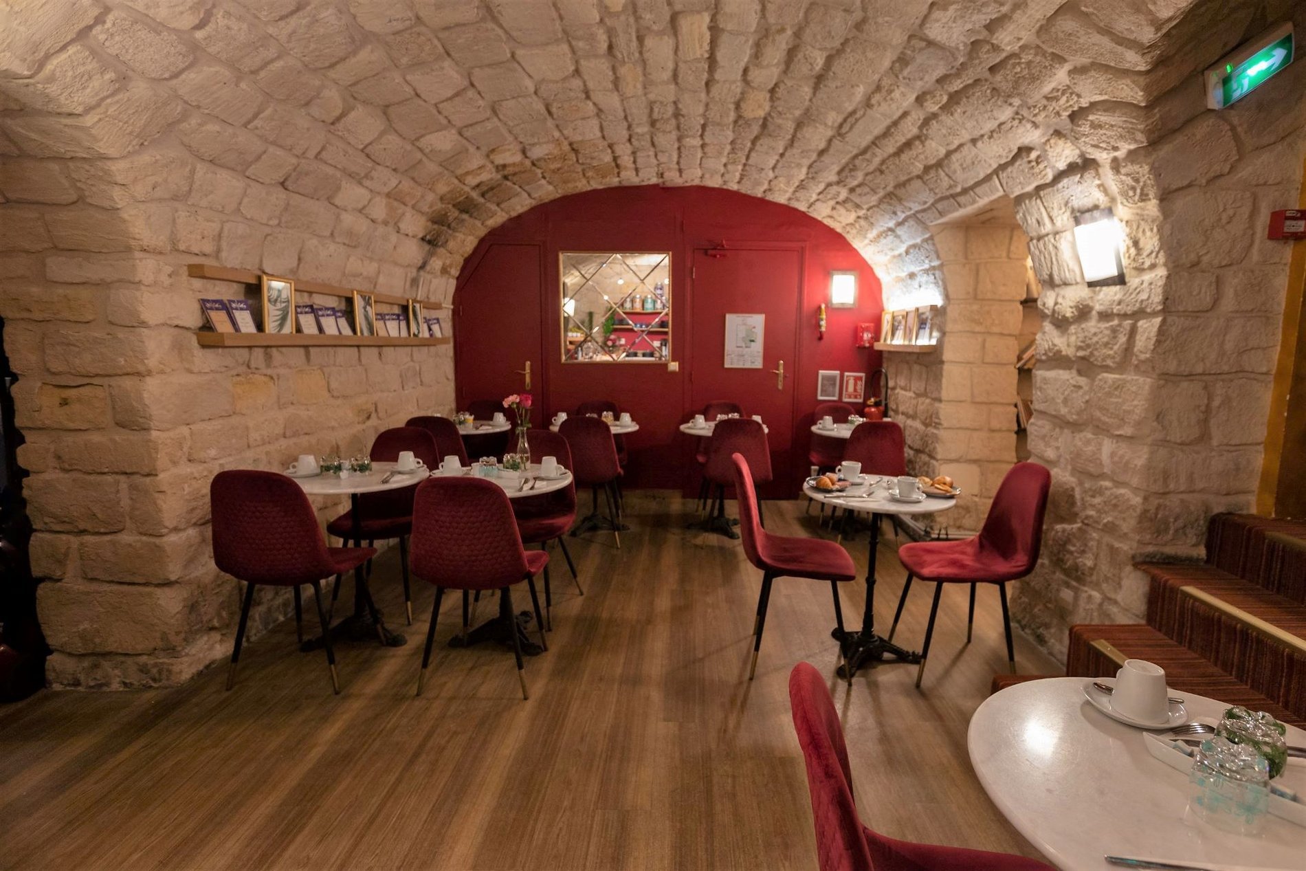 Buffet petit-déjeuner de l’Hôtel du Théâtre à Paris avec produits frais, boissons et spécialités gourmandes