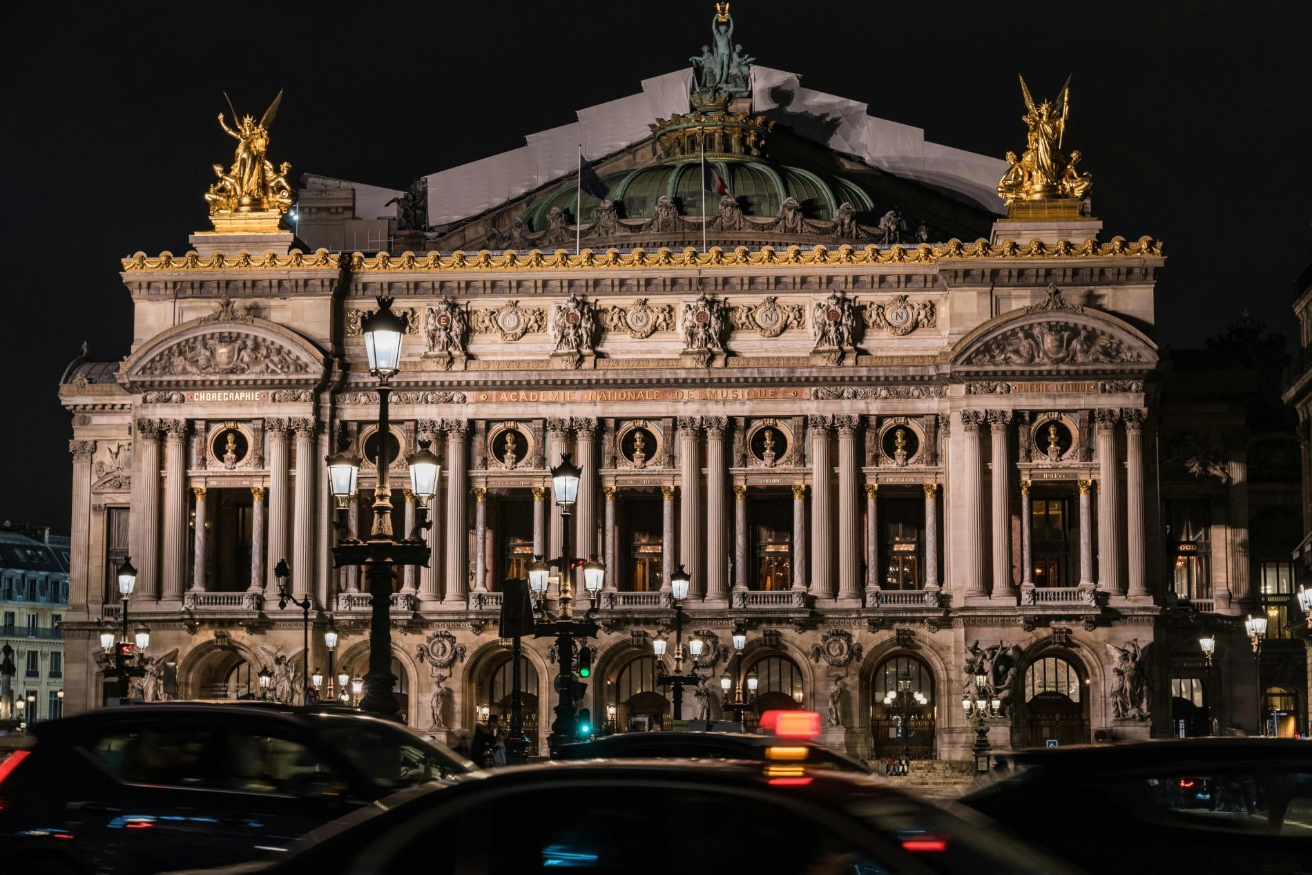 Façade illuminée des Galeries Lafayette pour le shopping de Noël