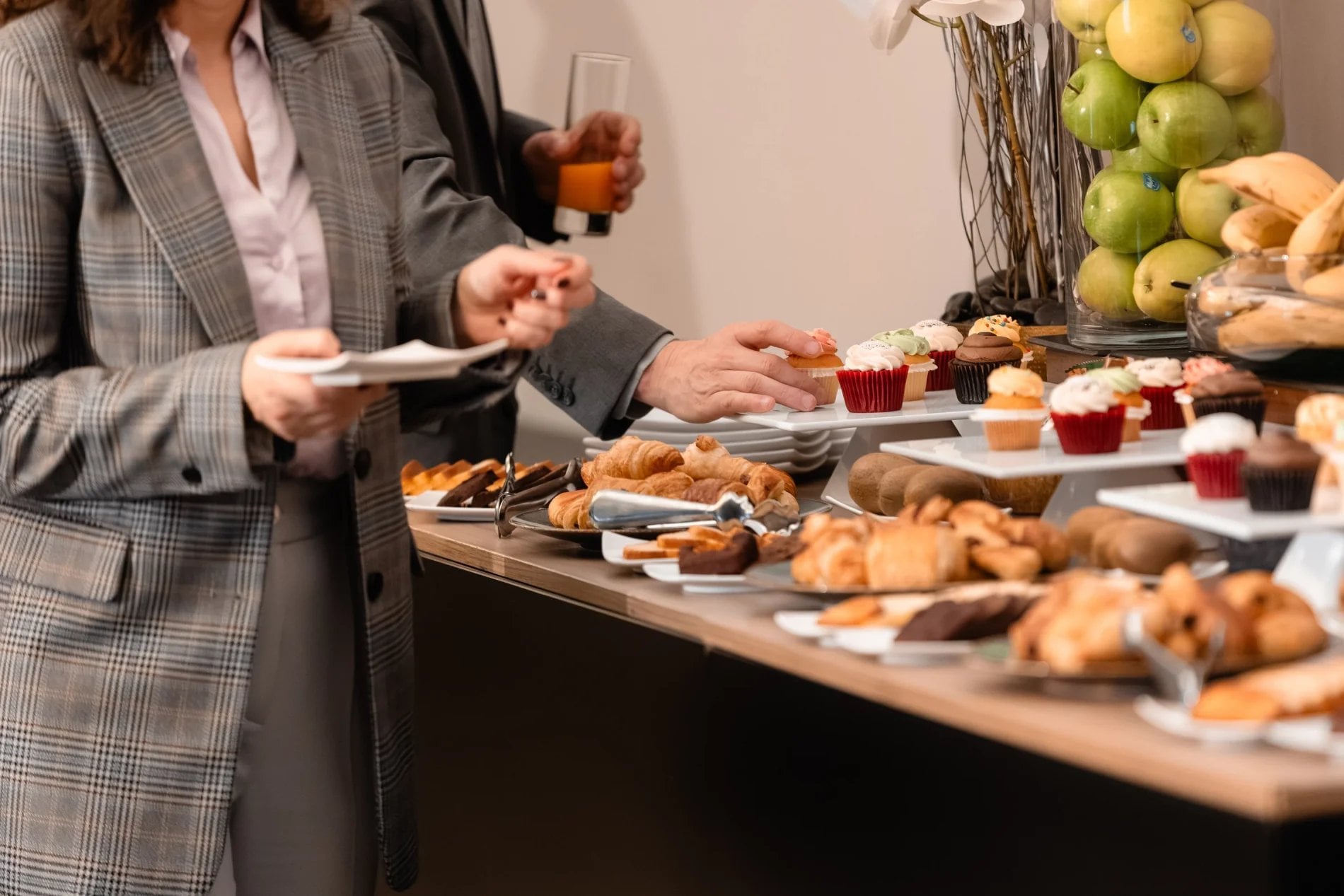 Dessertbuffet met kleurrijke gebakjes en verzorgde presentatie bij Martin's Château du Lac.