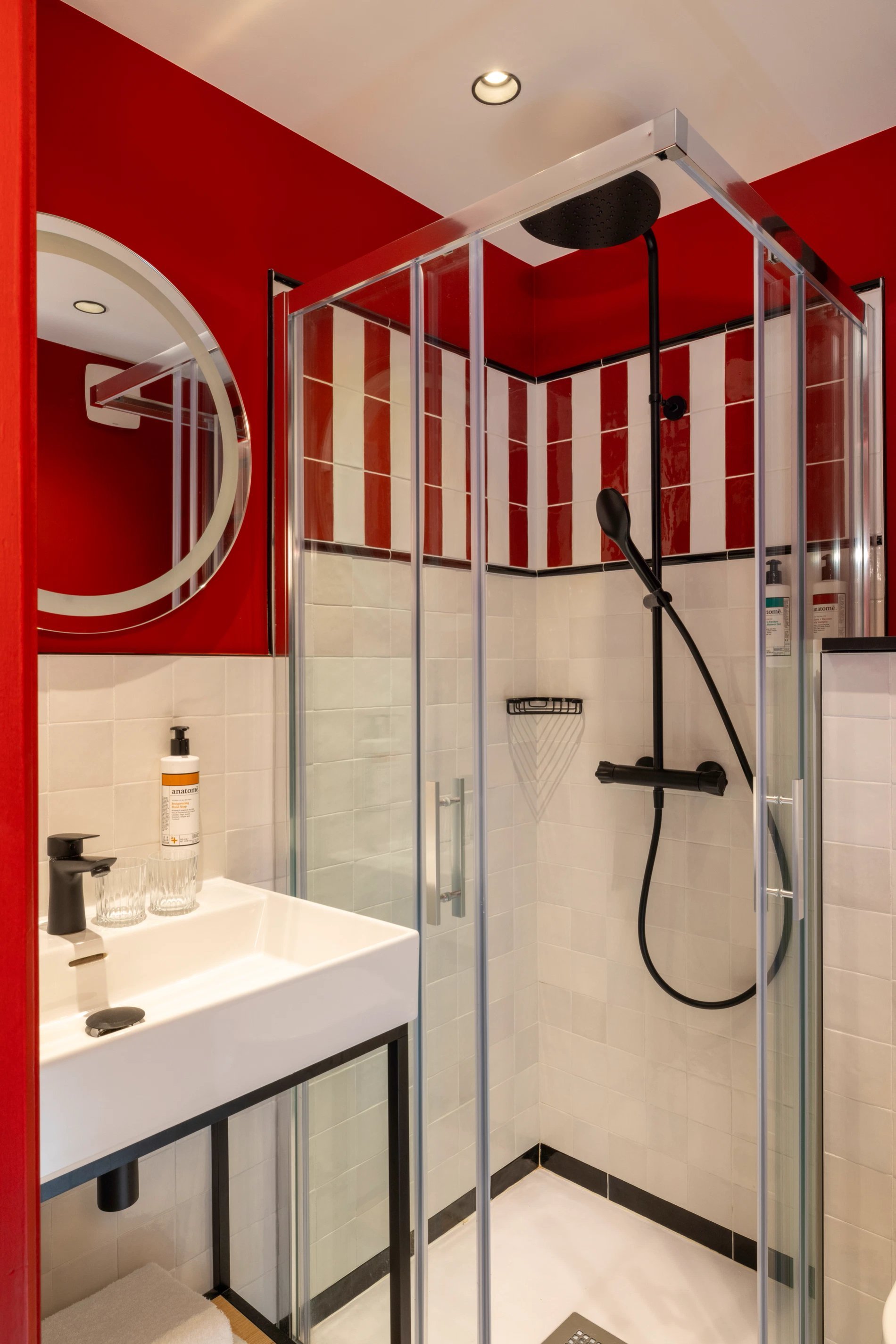 Hotel Brady Single Room Bathroom Shower