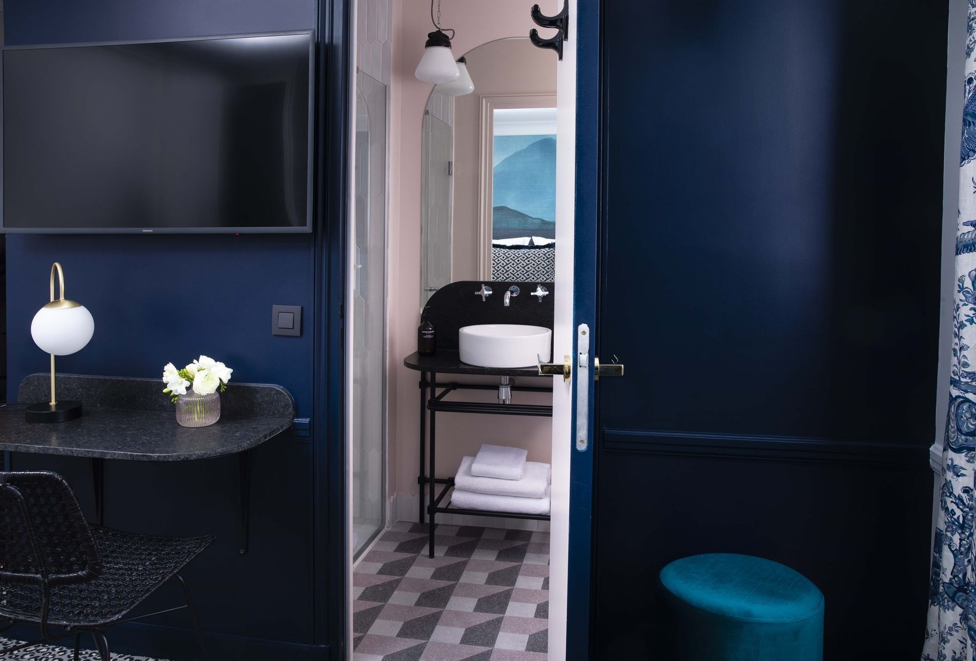 Badezimmer eines asiatisch inspirierten Classic-Zimmers im Hôtel Gramont Paris