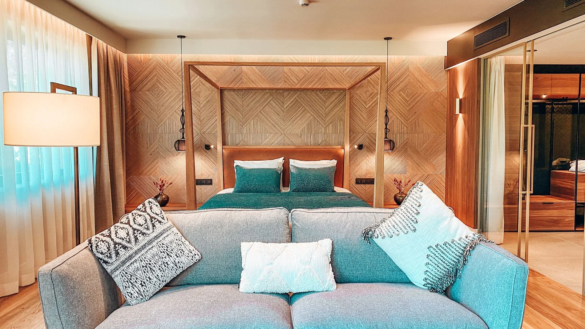 Moderne badkamer met dubbele wastafel, designspiegel en bad bij Martin's Château du Lac.