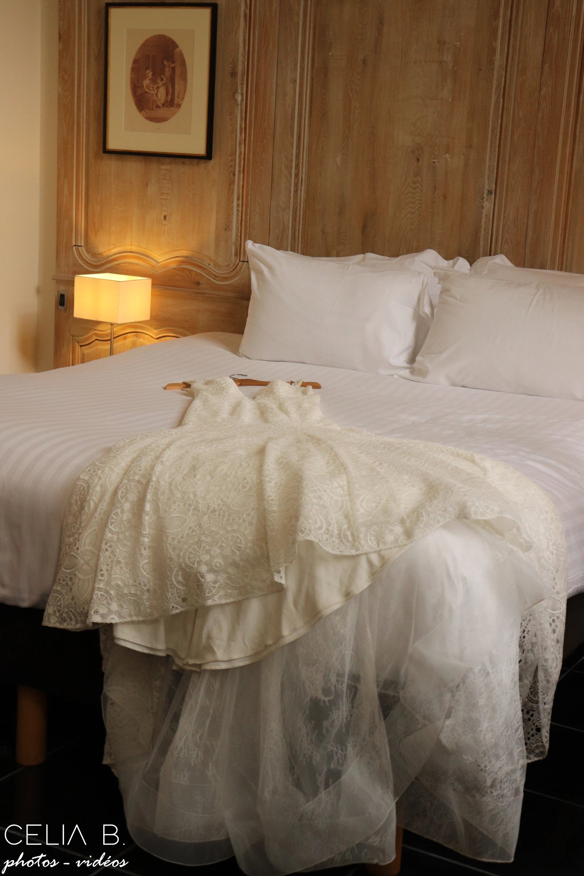 Robe de mariée sur un lit