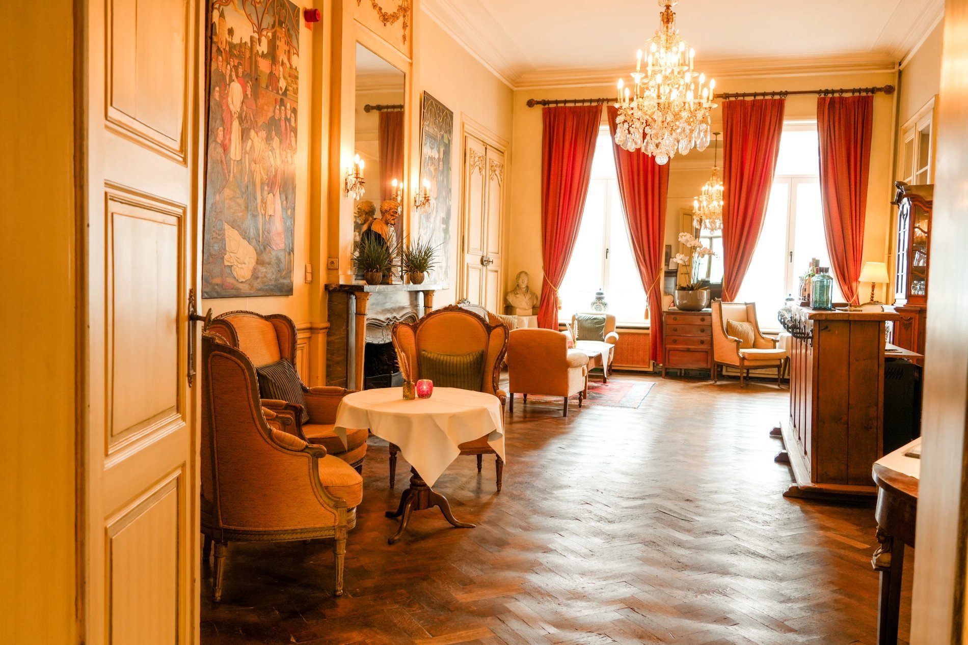 Bright and elegant living room with a chandelier at Martin’s Relais Hotel.