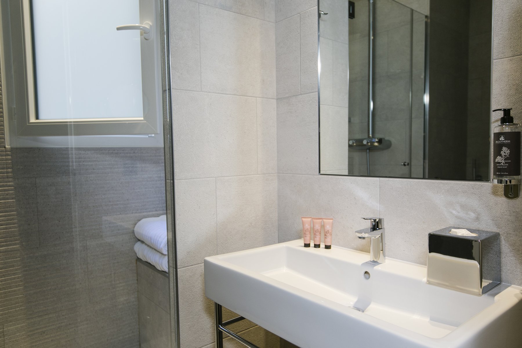BW De Neuville Arc de Triomphe | Bathroom Classic Room
