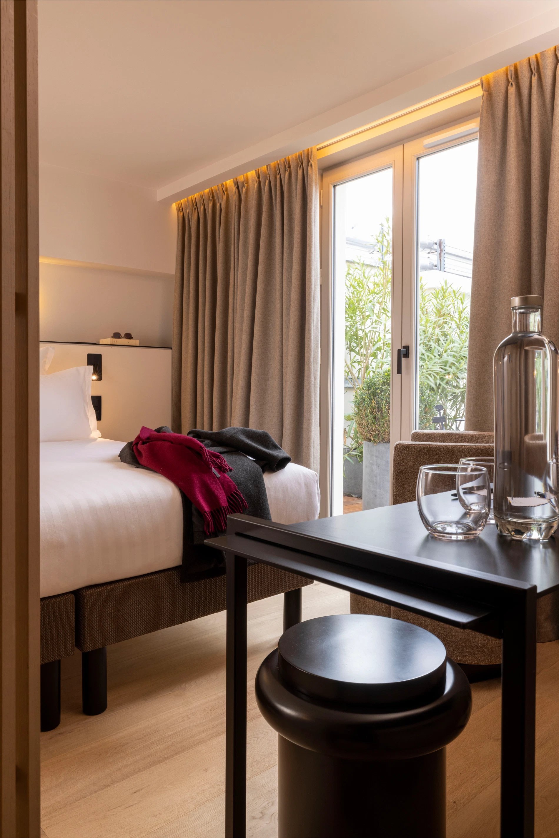 Hotel ESTE Superior Room Patio Desk