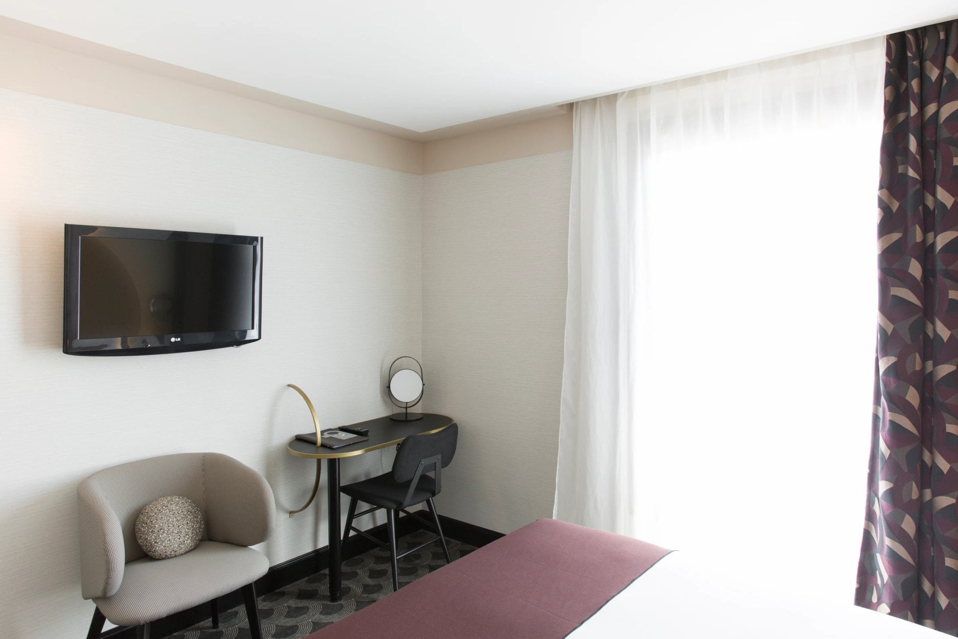 Chambre Supérieure lumineuse avec coin bureau à l’Hôtel Cannes Centre Univers