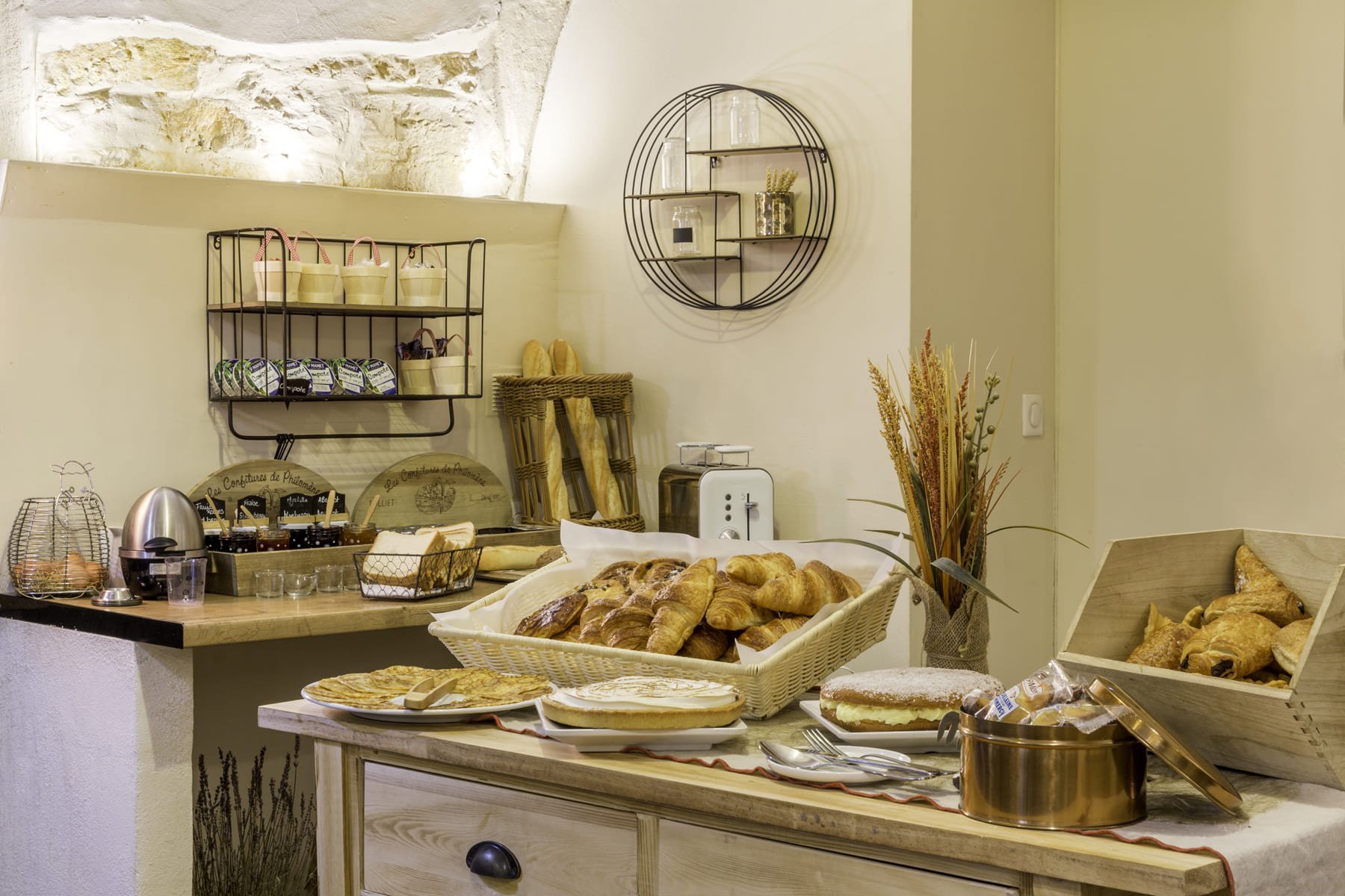 Buffet petit-déjeuner avec viennoiseries au Best Western Marquis de la Baume à Nîmes