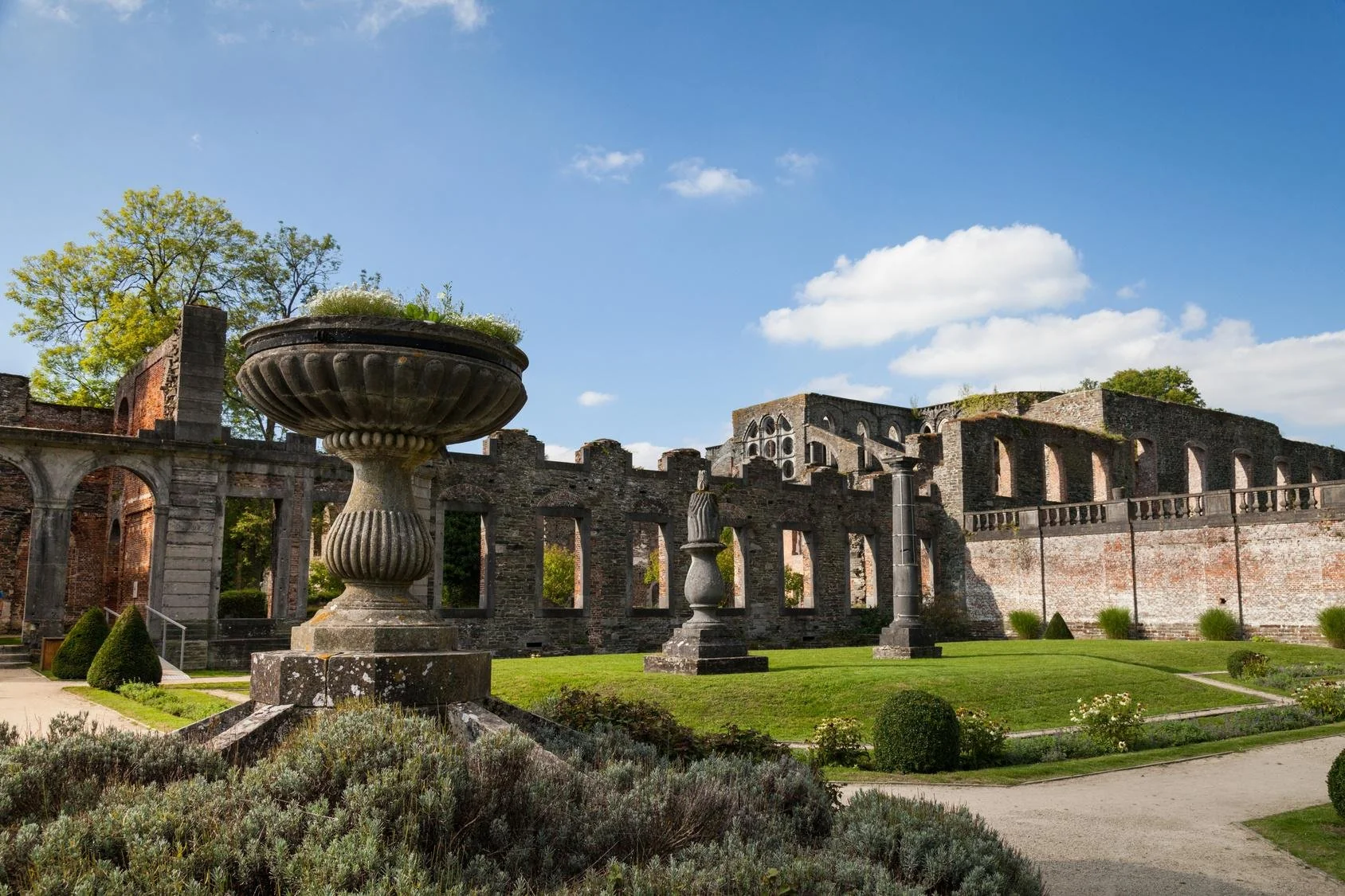Aangelegde tuin ideaal voor ontspannende pauzes tijdens team building.