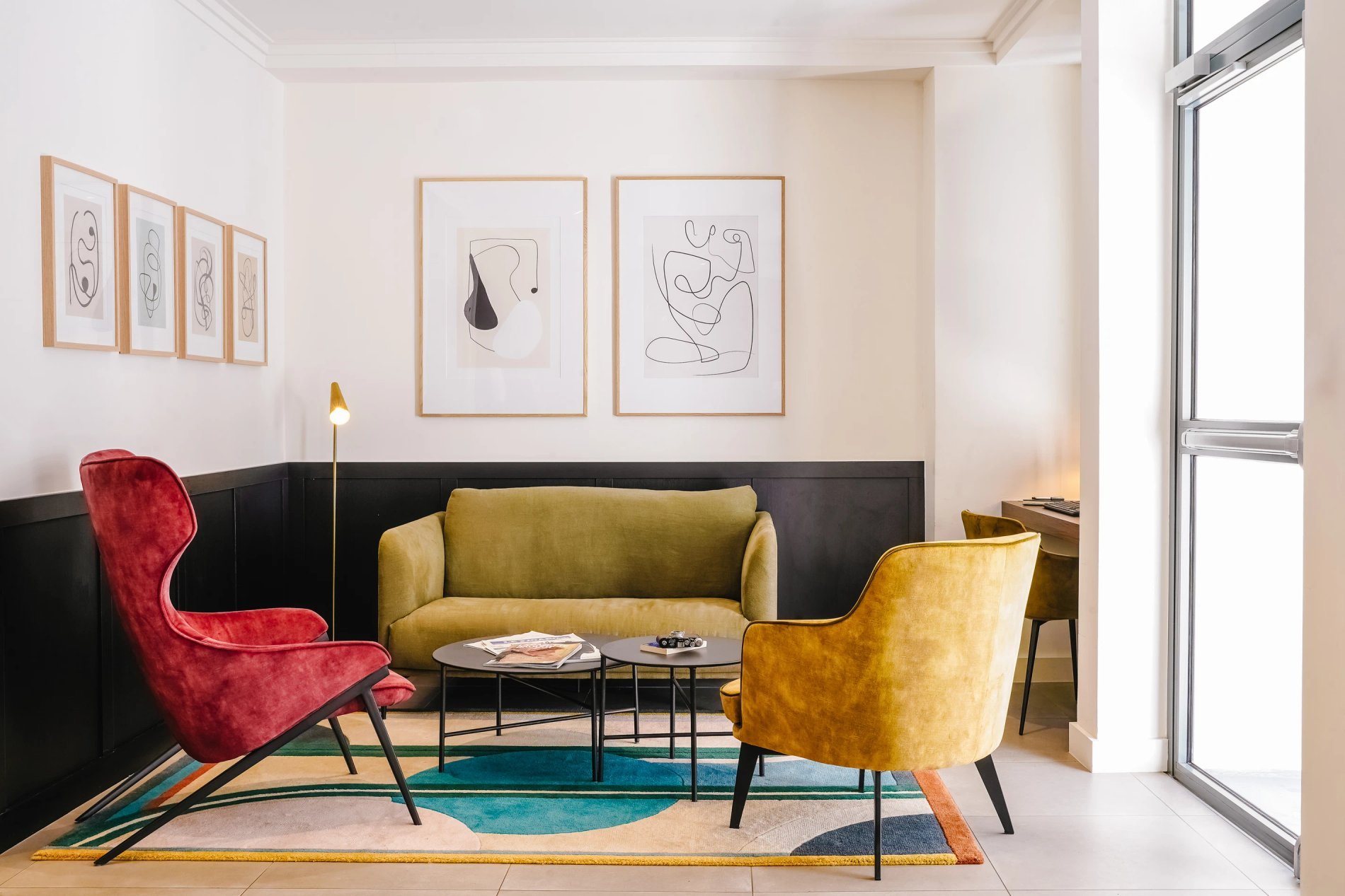 Espace de détente au Timhotel, avec sièges confortables