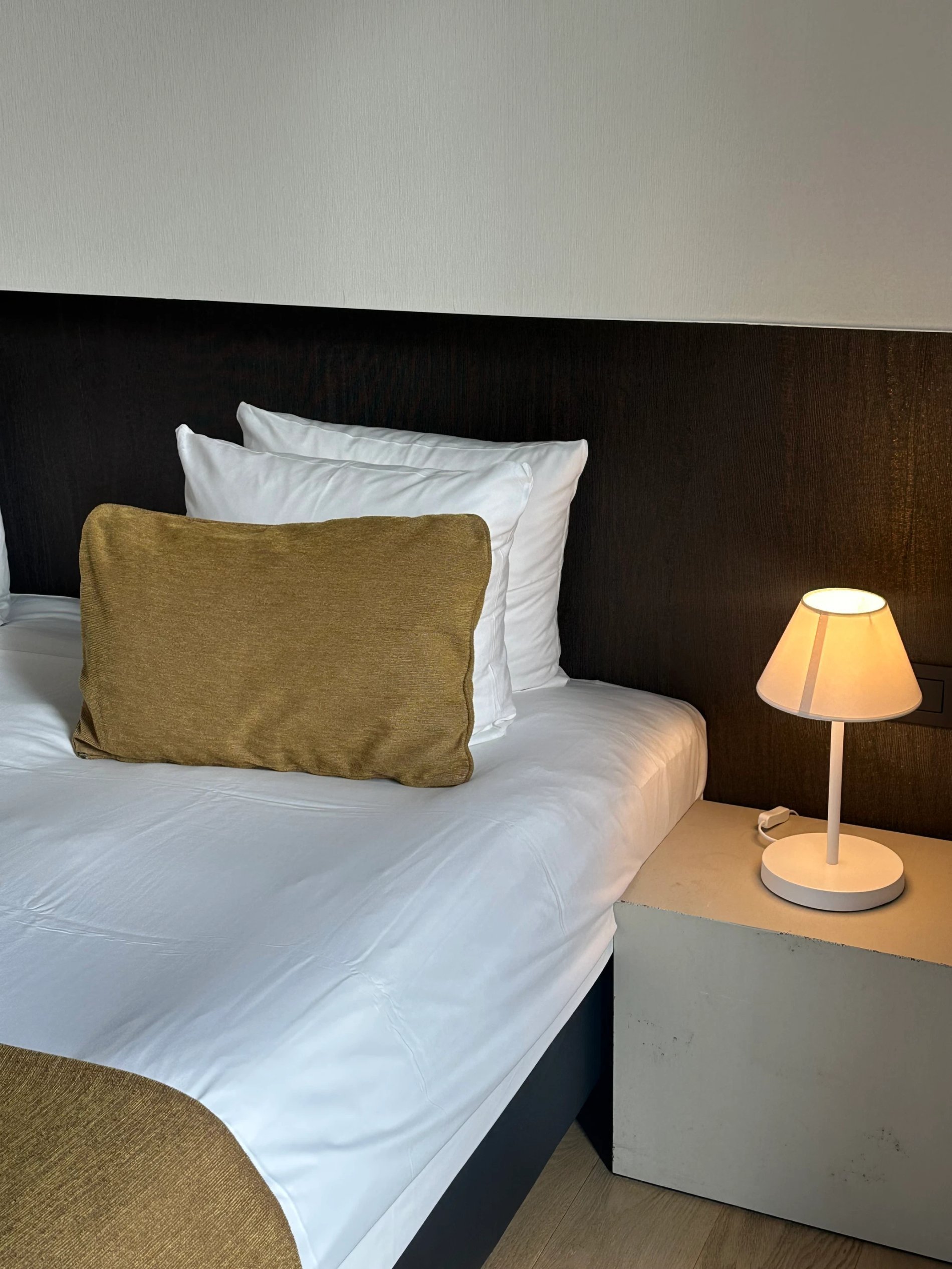 Queensize bed met elegante decoratie en rustgevende sfeer.