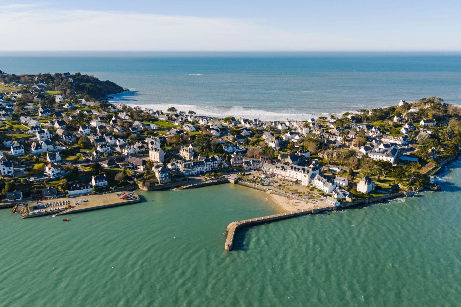 Vue aérienne de Locquirec et du Grand Hôtel des Bains en bord de mer