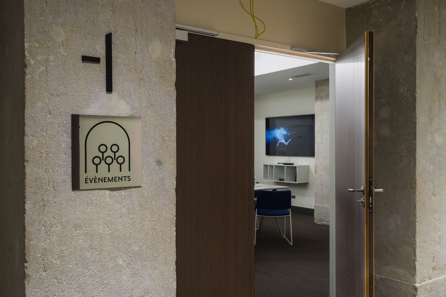 Your events or seminars: meeting room in the former safe room, Little Nô room in the Lobby, Rooftop restaurant for cocktails, business lunches or dinners.