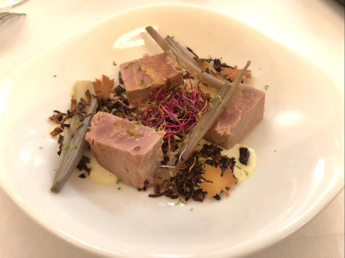 Château de la Rozelle, Plat gastronomique avec des morceaux de viande et des légumes sur une assiette blanche.