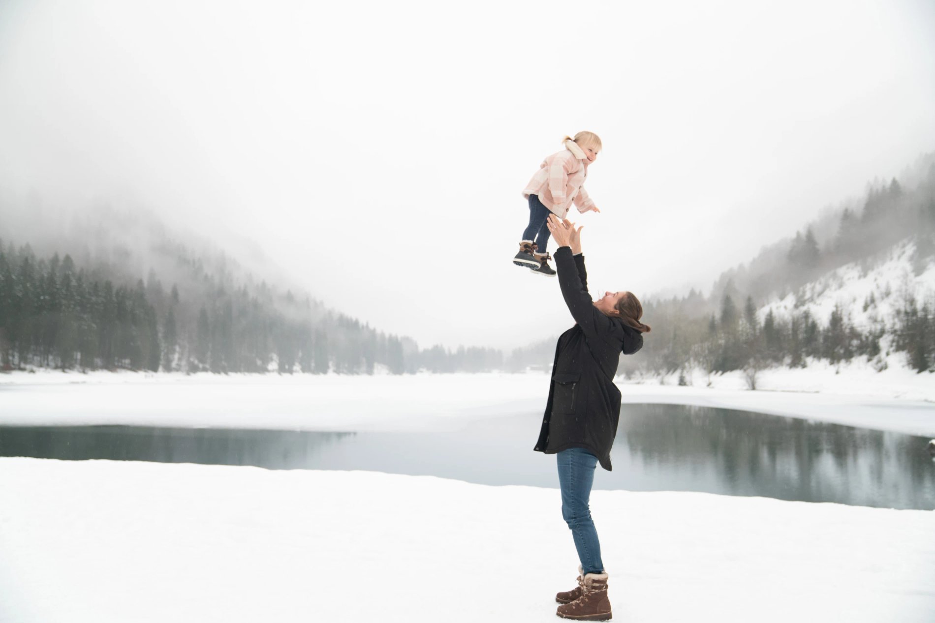 Enfant heureux, vacances en famille, lac de Montriond, activité enfant Morzine