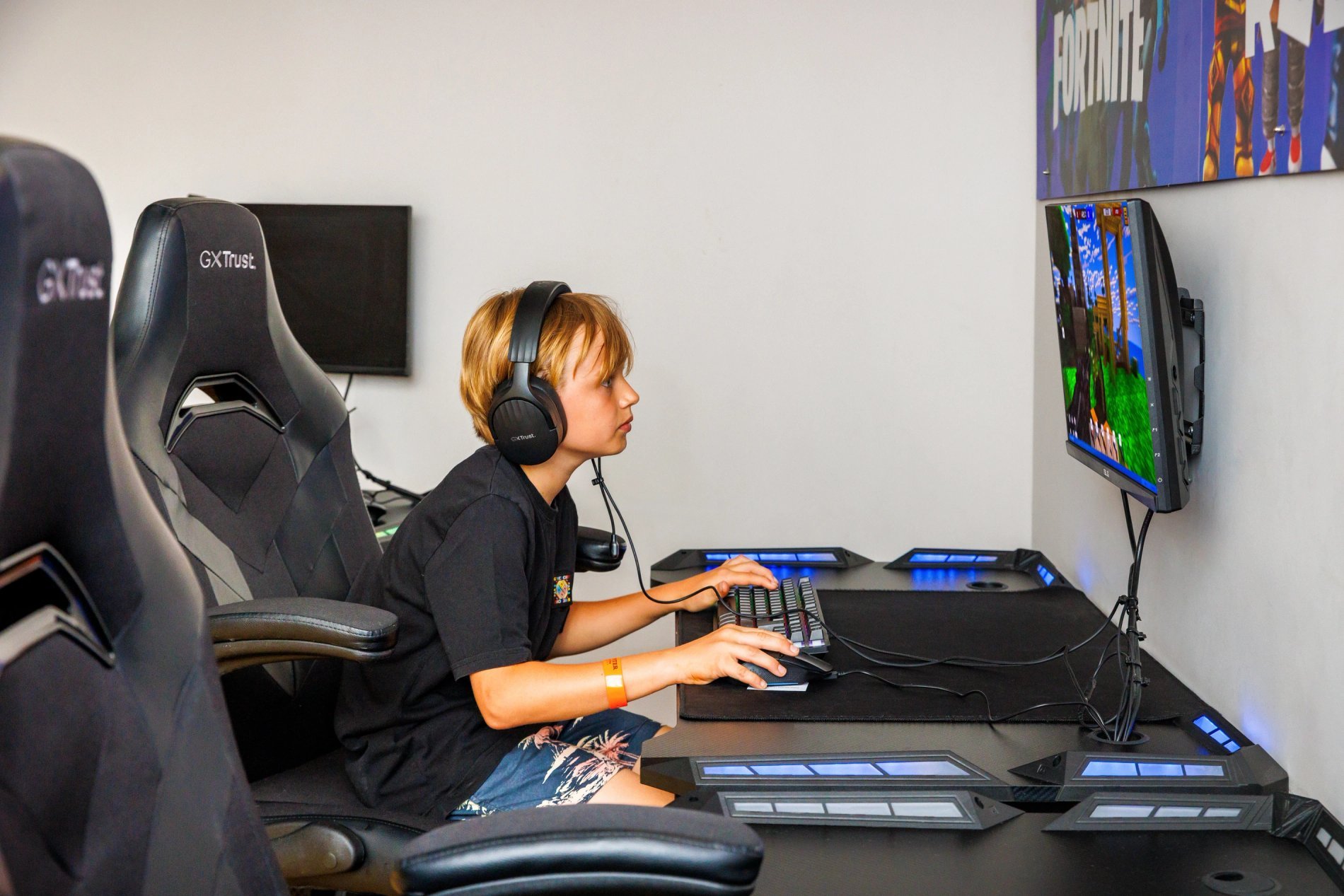 Niño jugando a videojuegos en la zona de juegos del Hotel Jupiter Albufeira
