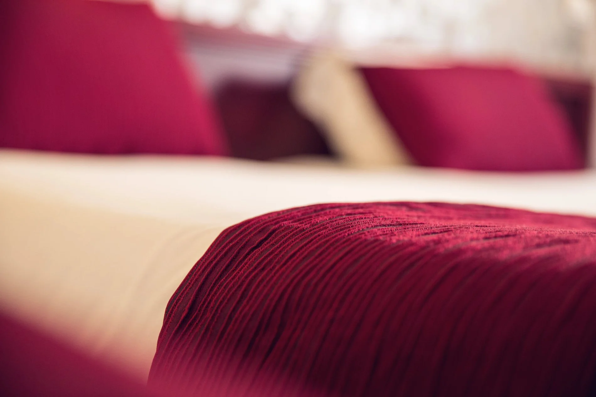 Détail de la décoration dans une chambre Confort au Timhotel, avec coussins rouges
