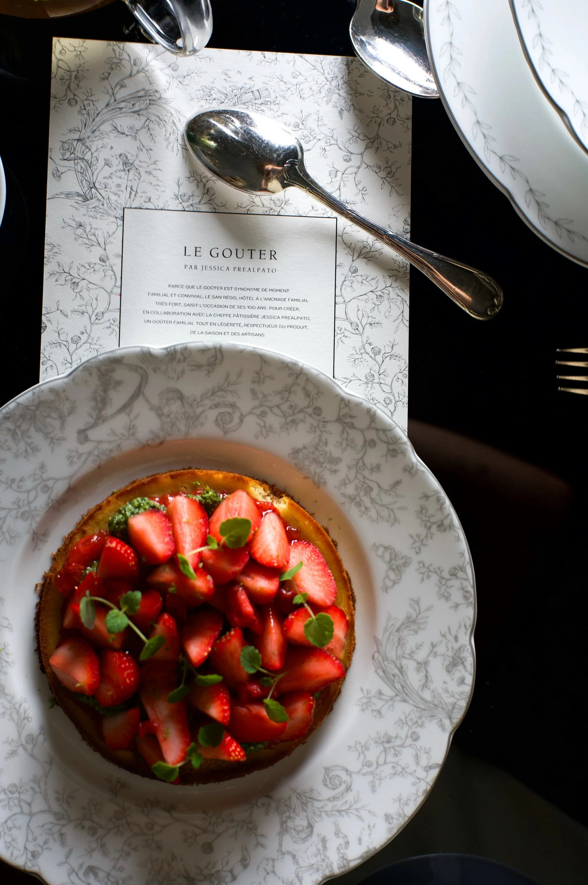 Tarte aux fraises servie lors du goûter signé Jessica Prealpato à l’hôtel San Régis, accompagnée du menu.