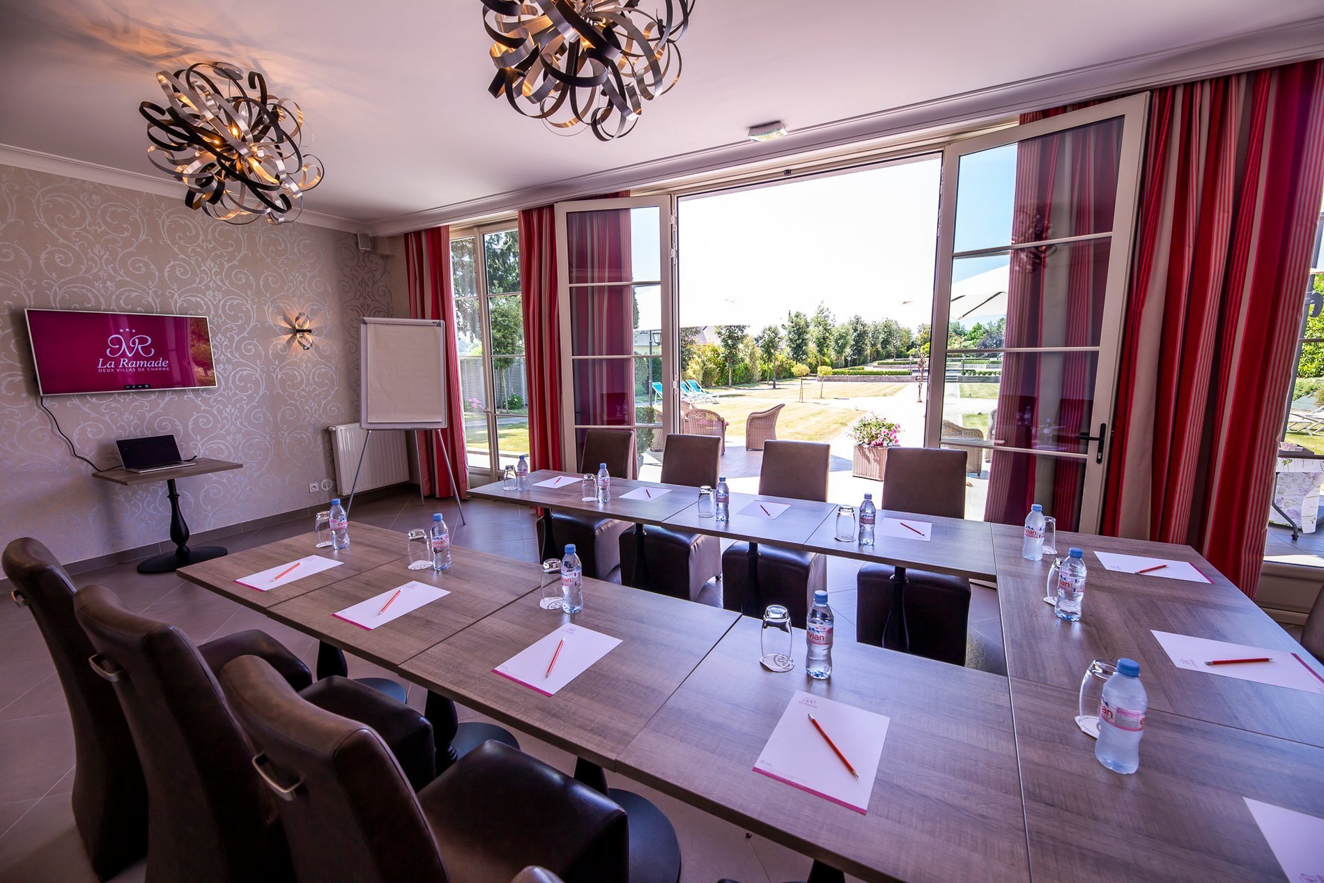 Salle de réunion de l'Hôtel La Ramade avec vue panoramique, symbolisant un cadre propice à la concentration.