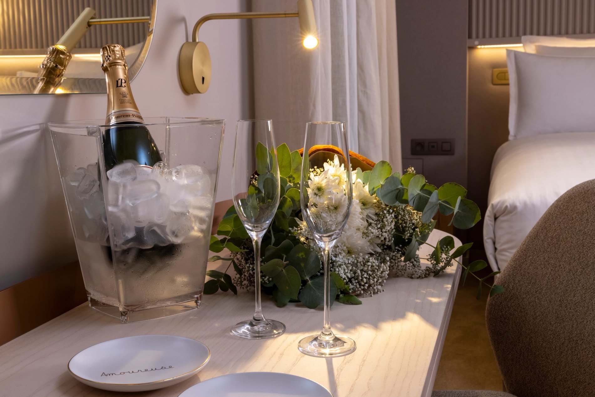 Hotel Beige Romantic Package Champagne